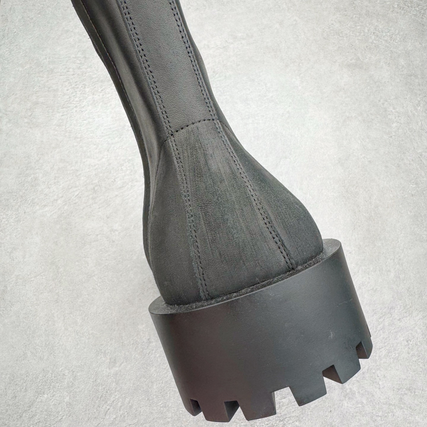 图片[8]-＃GD广顶 Balenciaga Hummer 巴黎世家牛皮 圆头系带短筒马丁靴 原版购入开发 做货 极致做旧 巴黎世家做旧的款式百分之90都是好看的 这双靴子也不例外 破旧风格 双层材质 外层粗帆布做了磨损和褪色处理 内层做了透气网状里布 比较惊艳的是鞋底和鞋侧橡胶 原版定制进口做旧帆布 原版进口透气网里 原版开模橡胶大底 增高底厚5CM超显大长腿NCC 尺码： 39 40 41 42 43 44 45-选品中心