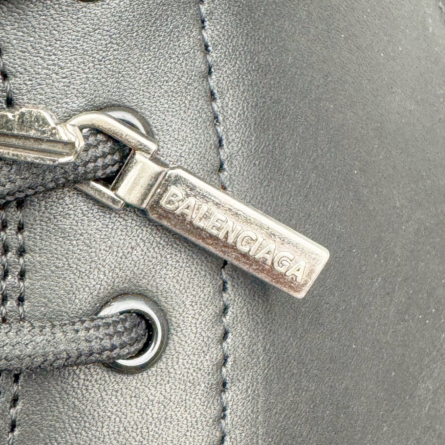 图片[14]-＃GD广顶 Balenciaga Hummer 巴黎世家牛皮 圆头系带短筒马丁靴 原版购入开发 做货 极致做旧 巴黎世家做旧的款式百分之90都是好看的 这双靴子也不例外 破旧风格 双层材质 外层粗帆布做了磨损和褪色处理 内层做了透气网状里布 比较惊艳的是鞋底和鞋侧橡胶 原版定制进口做旧帆布 原版进口透气网里 原版开模橡胶大底 增高底厚5CM超显大长腿NCC 尺码： 39 40 41 42 43 44 45-选品中心