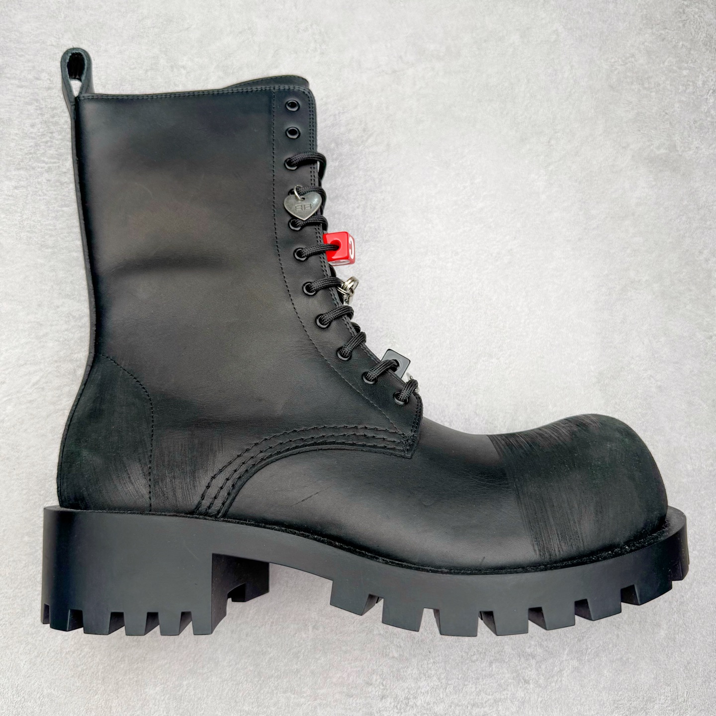 ＃GD广顶 Balenciaga Hummer 巴黎世家牛皮 圆头系带短筒马丁靴 原版购入开发 做货 极致做旧 巴黎世家做旧的款式百分之90都是好看的 这双靴子也不例外 破旧风格 双层材质 外层粗帆布做了磨损和褪色处理 内层做了透气网状里布 比较惊艳的是鞋底和鞋侧橡胶 原版定制进口做旧帆布 原版进口透气网里 原版开模橡胶大底 增高底厚5CM超显大长腿NCC 尺码： 39 40 41 42 43 44 45-选品中心