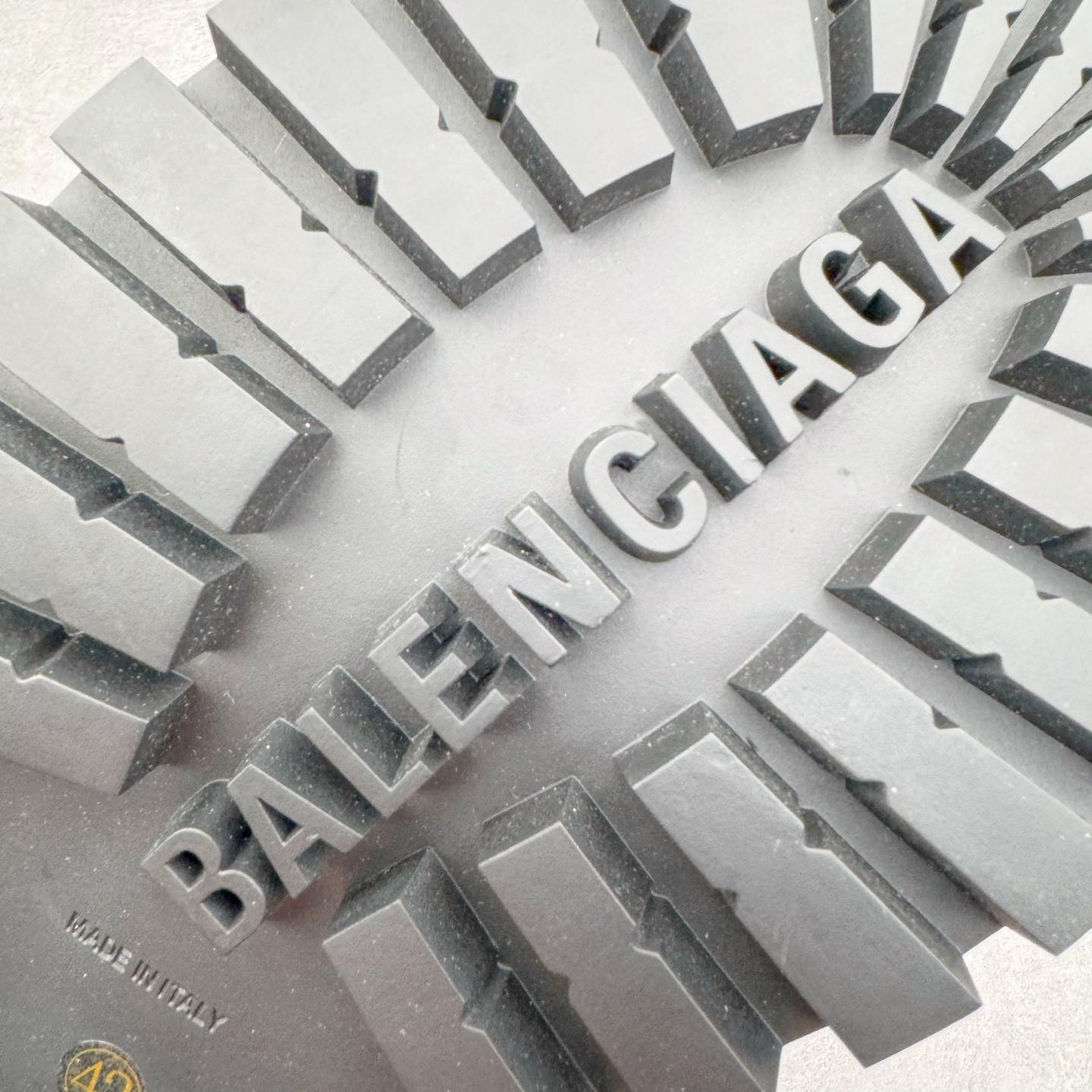 图片[23]-＃GD广顶 Balenciaga Hummer 巴黎世家牛皮 圆头系带短筒马丁靴 原版购入开发 做货 极致做旧 巴黎世家做旧的款式百分之90都是好看的 这双靴子也不例外 破旧风格 双层材质 外层粗帆布做了磨损和褪色处理 内层做了透气网状里布 比较惊艳的是鞋底和鞋侧橡胶 原版定制进口做旧帆布 原版进口透气网里 原版开模橡胶大底 增高底厚5CM超显大长腿NCC 尺码： 39 40 41 42 43 44 45-选品中心