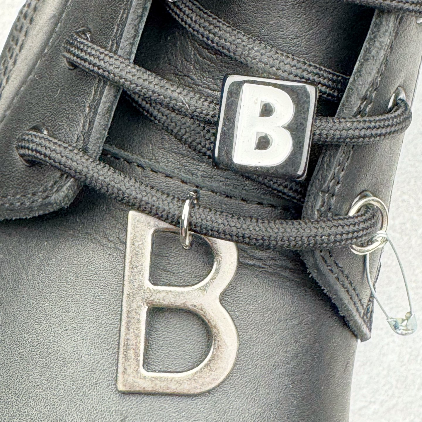 图片[16]-＃GD广顶 Balenciaga Hummer 巴黎世家牛皮 圆头系带短筒马丁靴 原版购入开发 做货 极致做旧 巴黎世家做旧的款式百分之90都是好看的 这双靴子也不例外 破旧风格 双层材质 外层粗帆布做了磨损和褪色处理 内层做了透气网状里布 比较惊艳的是鞋底和鞋侧橡胶 原版定制进口做旧帆布 原版进口透气网里 原版开模橡胶大底 增高底厚5CM超显大长腿NCC 尺码： 39 40 41 42 43 44 45-选品中心