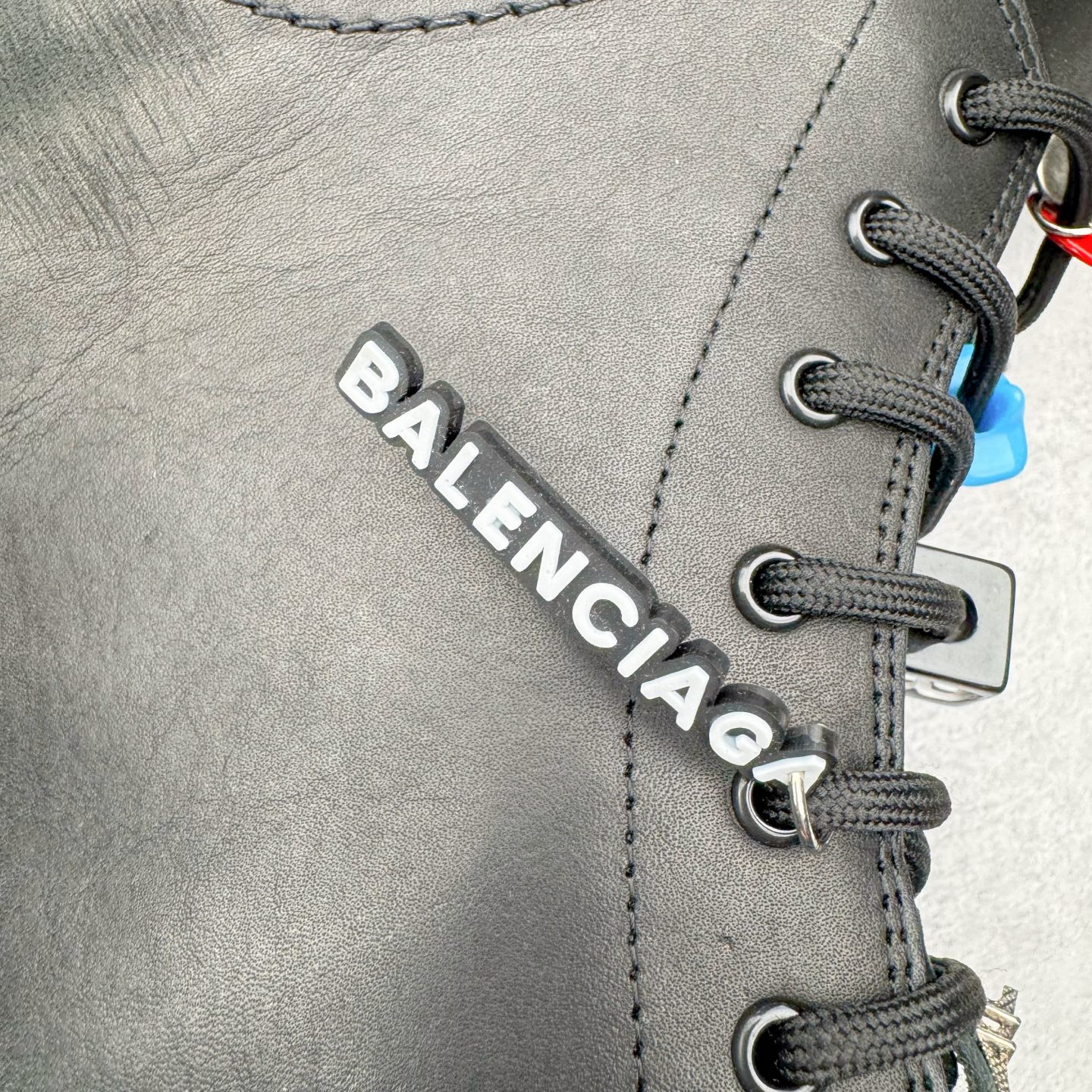图片[11]-＃GD广顶 Balenciaga Hummer 巴黎世家牛皮 圆头系带短筒马丁靴 原版购入开发 做货 极致做旧 巴黎世家做旧的款式百分之90都是好看的 这双靴子也不例外 破旧风格 双层材质 外层粗帆布做了磨损和褪色处理 内层做了透气网状里布 比较惊艳的是鞋底和鞋侧橡胶 原版定制进口做旧帆布 原版进口透气网里 原版开模橡胶大底 增高底厚5CM超显大长腿NCC 尺码： 39 40 41 42 43 44 45-选品中心