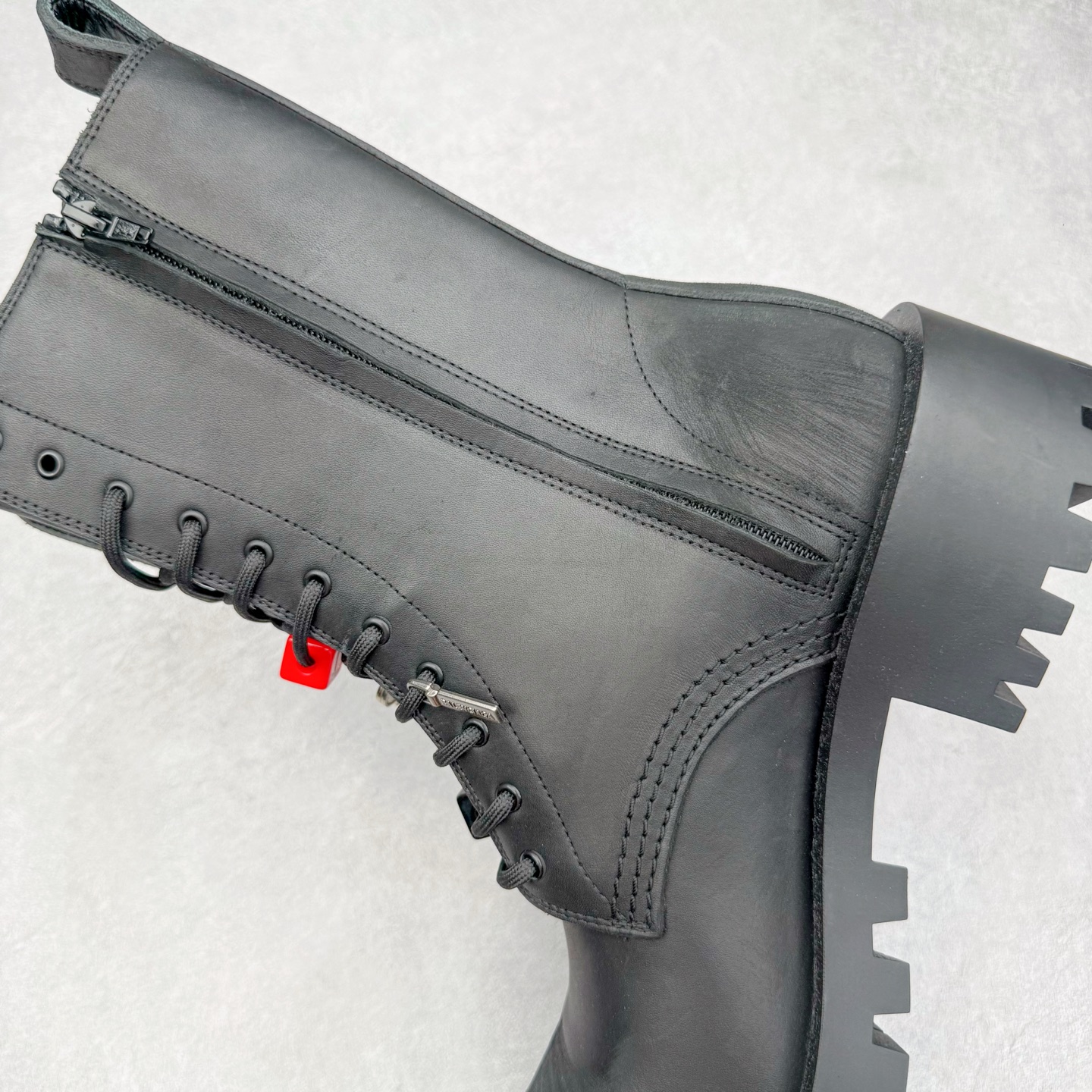 图片[7]-＃GD广顶 Balenciaga Hummer 巴黎世家牛皮 圆头系带短筒马丁靴 原版购入开发 做货 极致做旧 巴黎世家做旧的款式百分之90都是好看的 这双靴子也不例外 破旧风格 双层材质 外层粗帆布做了磨损和褪色处理 内层做了透气网状里布 比较惊艳的是鞋底和鞋侧橡胶 原版定制进口做旧帆布 原版进口透气网里 原版开模橡胶大底 增高底厚5CM超显大长腿NCC 尺码： 39 40 41 42 43 44 45-选品中心