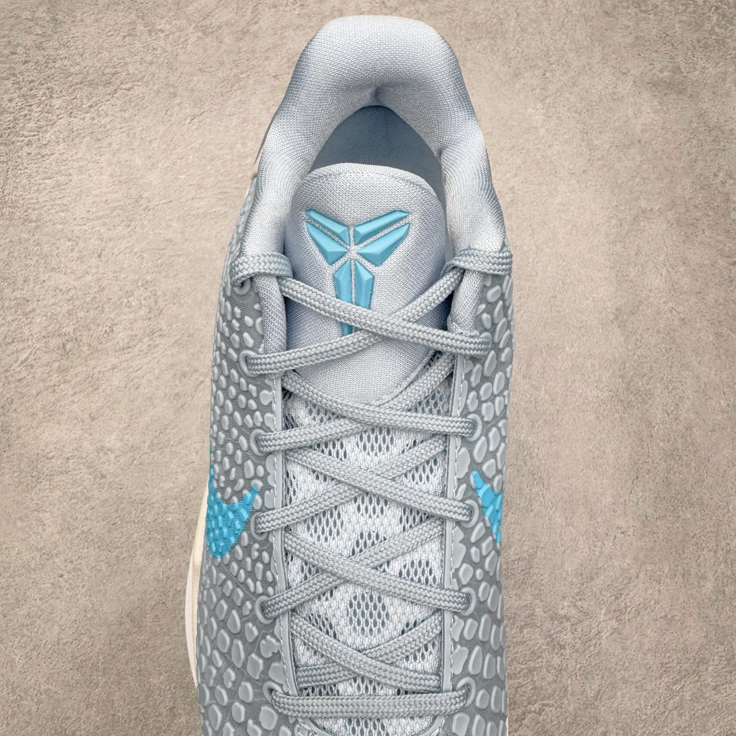 图片[5]-＃S2 NK Zoom Kobe 6 Protro 科比六代 克拉克北卡蓝 IO3672-400 圈内顶级批次 完美复刻公司货 前掌超大Zoom Turbo气垫 后掌EVA缓震 真正的原汁原味 还原ZP脚感 全身鞋材卡料色独家定制 唯一正确喷漆工艺Swoosh 正确凹凸蛇鳞工艺 正确鞋面渐变效果 内全置真动飞态线 独立原厂模具 最大尺码达到48.5码 首批不拼图大几率过验 亲测已过 支持各种高强度实战 无需担心 上脚价 补货周期极长 脚宽建议买大半码 科比系列前掌偏窄 不影响二次销售 支持七天无理由退换 尺码：40 40.5 41 42 42.5 43 44 44.5 45 45.5 46 47.5 48.5-选品中心