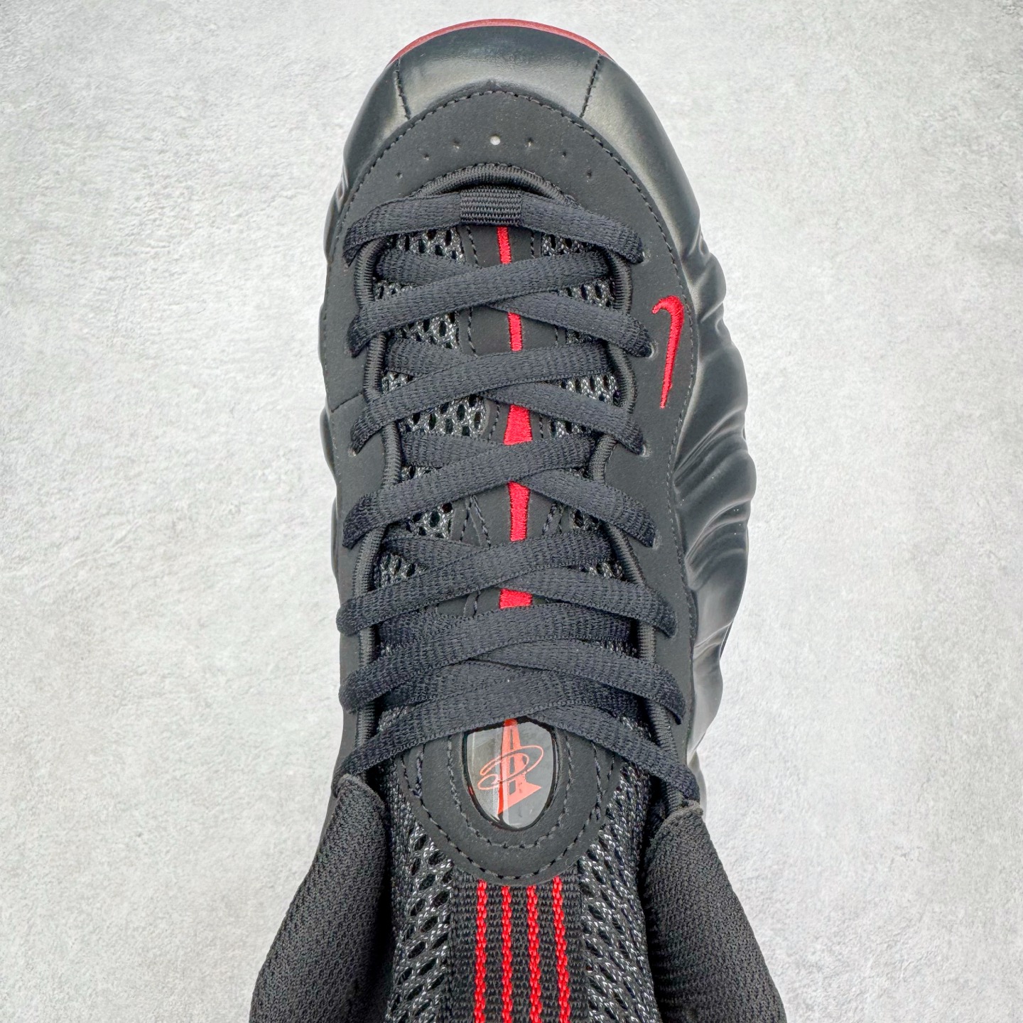 图片[4]-NK Air Foamposite Pro 黑红喷 IB2219-001 莞产原底面 公司渠道同模具 鞋型发泡360度无死角 双层Zoom气垫植入 中底完美注胶 搭载原厂碳纤维材质 诞生于1997年的NK Air Foamposite系列可以说是整个球鞋历史上最为经典的系列之一 也就是我们常说的“喷”和“泡” 其中“喷”由Foamposite One代言人Penny的英文音译而来 而“泡”则来源于另一款鞋型 Foamposite Pro中\\\”pro\\\”的音译 在诞生初期 由于高昂的造价以及超前的外形 Foamposite系列的反对者不在少数 甚至有人认为这款鞋会毁掉整个球鞋行业 但事实证明这双灵感来自于甲虫 自带“黑科技”鞋面以及双层Zoom+大块碳板的太空球鞋不仅受到了大众的接受与追捧 并且成功的影响了篮球鞋的发展 尺码：38.5 39 40 40.5 41 42 42.5 43 44 44.5 45 46-选品中心