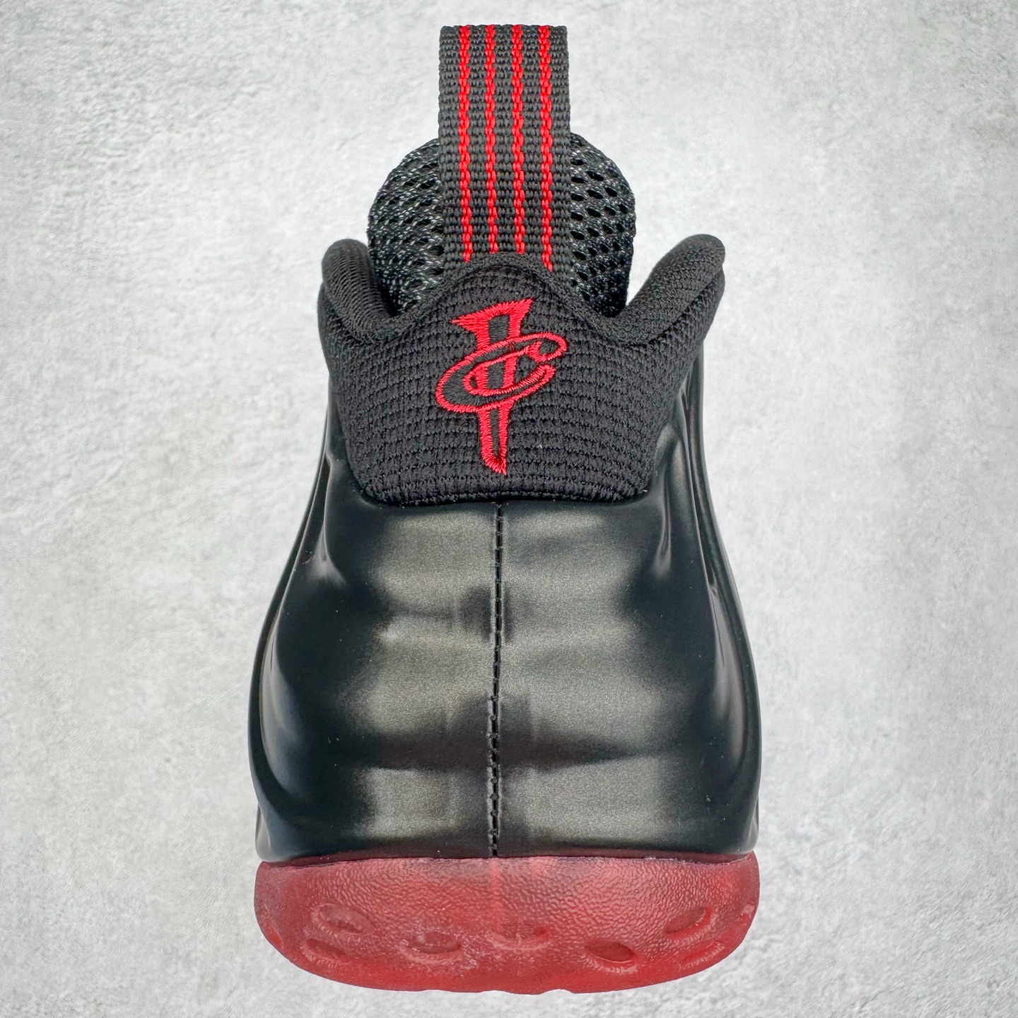 图片[8]-NK Air Foamposite Pro 黑红喷 IB2219-001 莞产原底面 公司渠道同模具 鞋型发泡360度无死角 双层Zoom气垫植入 中底完美注胶 搭载原厂碳纤维材质 诞生于1997年的NK Air Foamposite系列可以说是整个球鞋历史上最为经典的系列之一 也就是我们常说的“喷”和“泡” 其中“喷”由Foamposite One代言人Penny的英文音译而来 而“泡”则来源于另一款鞋型 Foamposite Pro中\\\”pro\\\”的音译 在诞生初期 由于高昂的造价以及超前的外形 Foamposite系列的反对者不在少数 甚至有人认为这款鞋会毁掉整个球鞋行业 但事实证明这双灵感来自于甲虫 自带“黑科技”鞋面以及双层Zoom+大块碳板的太空球鞋不仅受到了大众的接受与追捧 并且成功的影响了篮球鞋的发展 尺码：38.5 39 40 40.5 41 42 42.5 43 44 44.5 45 46-选品中心
