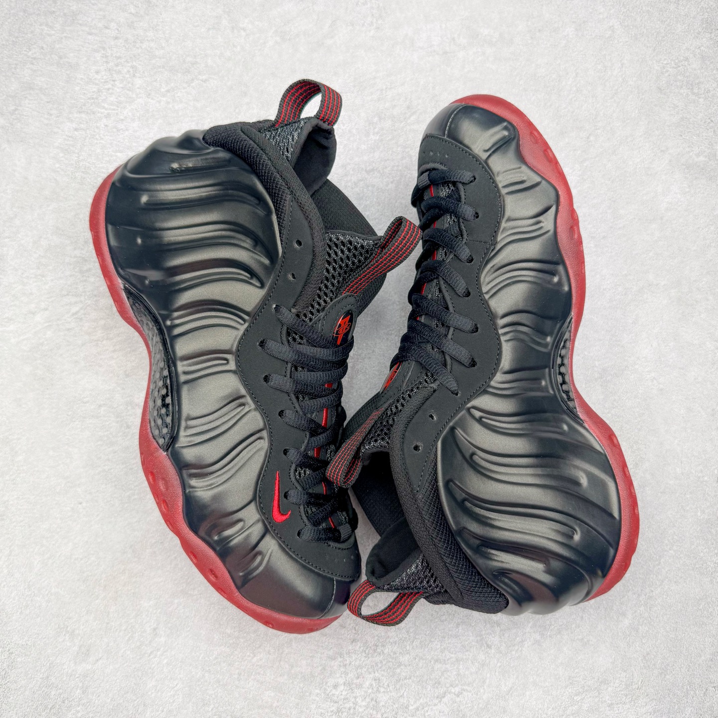 图片[3]-NK Air Foamposite Pro 黑红喷 IB2219-001 莞产原底面 公司渠道同模具 鞋型发泡360度无死角 双层Zoom气垫植入 中底完美注胶 搭载原厂碳纤维材质 诞生于1997年的NK Air Foamposite系列可以说是整个球鞋历史上最为经典的系列之一 也就是我们常说的“喷”和“泡” 其中“喷”由Foamposite One代言人Penny的英文音译而来 而“泡”则来源于另一款鞋型 Foamposite Pro中\\\”pro\\\”的音译 在诞生初期 由于高昂的造价以及超前的外形 Foamposite系列的反对者不在少数 甚至有人认为这款鞋会毁掉整个球鞋行业 但事实证明这双灵感来自于甲虫 自带“黑科技”鞋面以及双层Zoom+大块碳板的太空球鞋不仅受到了大众的接受与追捧 并且成功的影响了篮球鞋的发展 尺码：38.5 39 40 40.5 41 42 42.5 43 44 44.5 45 46-选品中心