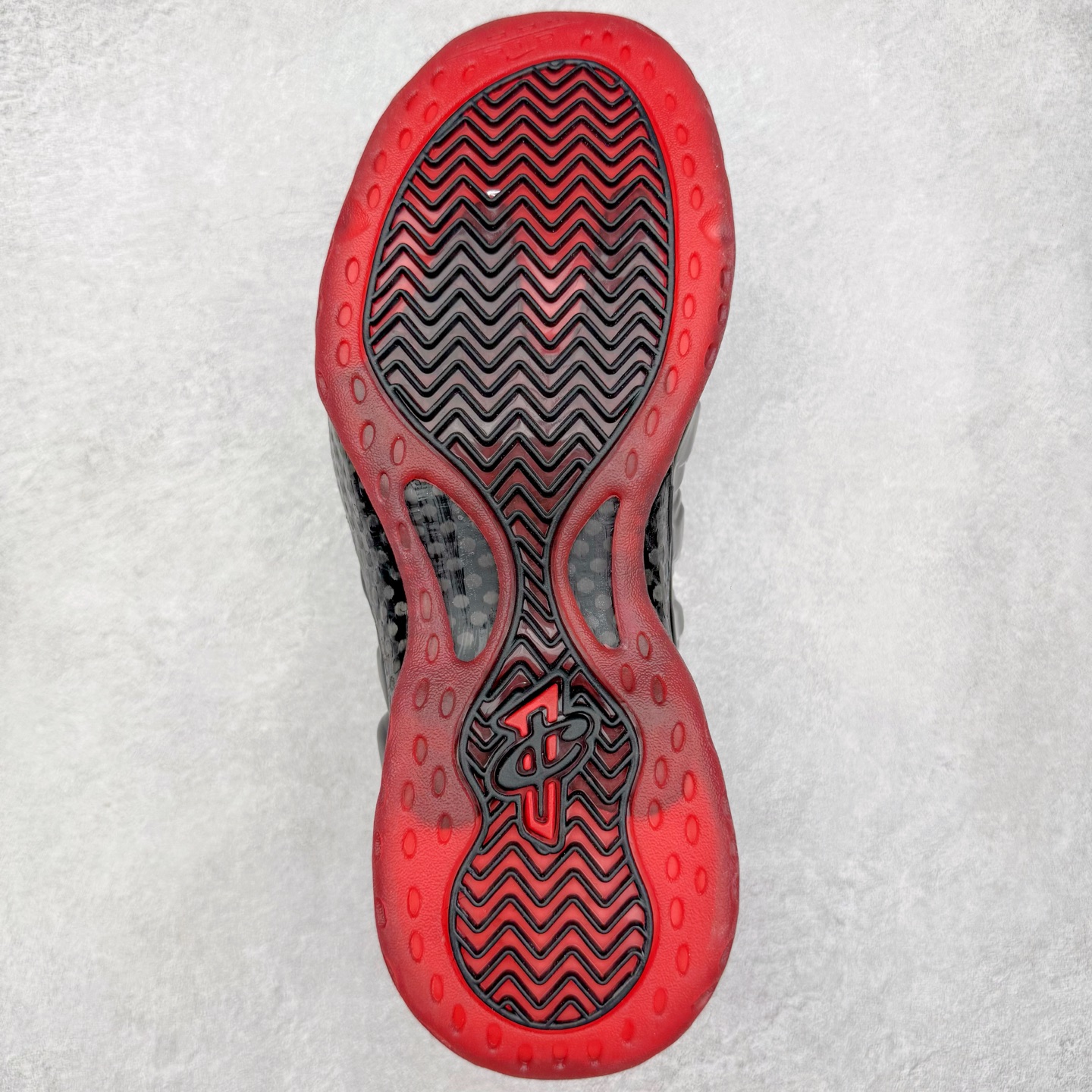图片[9]-NK Air Foamposite Pro 黑红喷 IB2219-001 莞产原底面 公司渠道同模具 鞋型发泡360度无死角 双层Zoom气垫植入 中底完美注胶 搭载原厂碳纤维材质 诞生于1997年的NK Air Foamposite系列可以说是整个球鞋历史上最为经典的系列之一 也就是我们常说的“喷”和“泡” 其中“喷”由Foamposite One代言人Penny的英文音译而来 而“泡”则来源于另一款鞋型 Foamposite Pro中\\\”pro\\\”的音译 在诞生初期 由于高昂的造价以及超前的外形 Foamposite系列的反对者不在少数 甚至有人认为这款鞋会毁掉整个球鞋行业 但事实证明这双灵感来自于甲虫 自带“黑科技”鞋面以及双层Zoom+大块碳板的太空球鞋不仅受到了大众的接受与追捧 并且成功的影响了篮球鞋的发展 尺码：38.5 39 40 40.5 41 42 42.5 43 44 44.5 45 46-选品中心