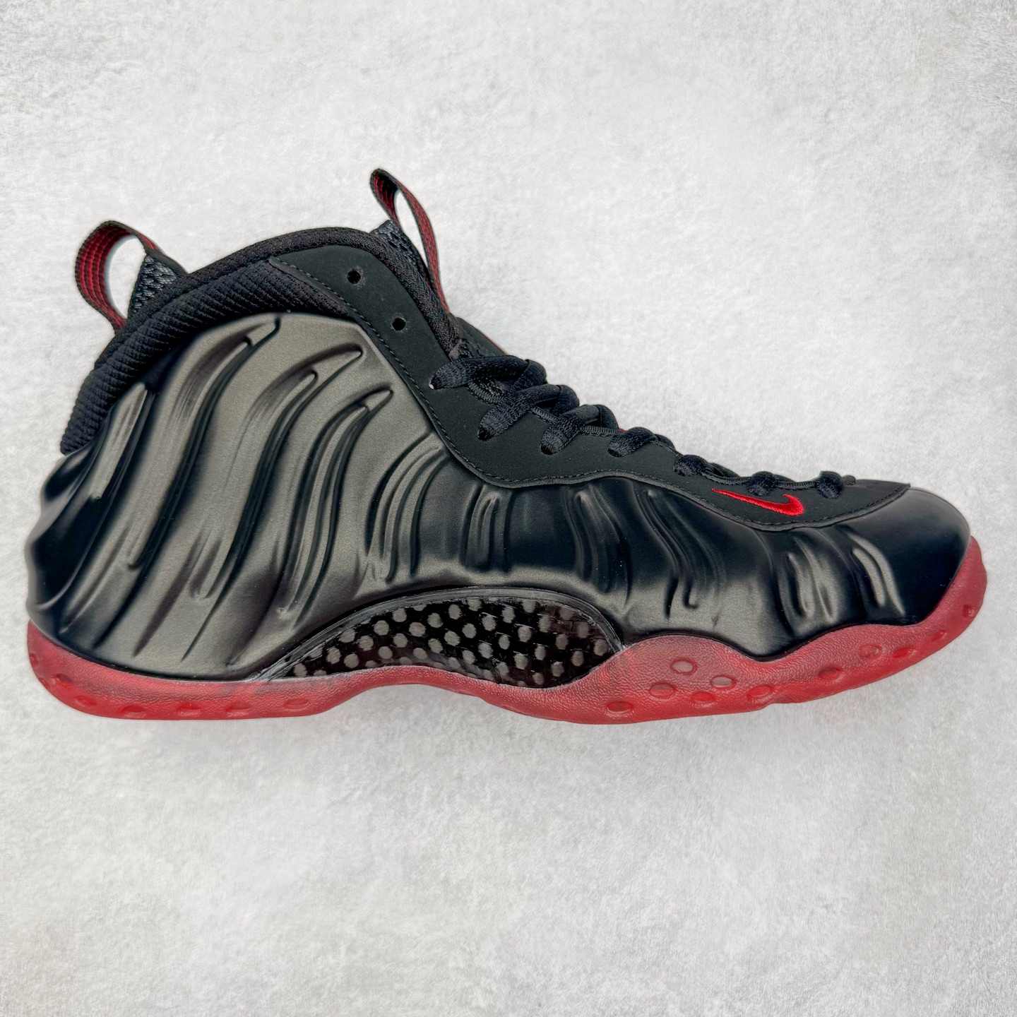 NK Air Foamposite Pro 黑红喷 IB2219-001 莞产原底面 公司渠道同模具 鞋型发泡360度无死角 双层Zoom气垫植入 中底完美注胶 搭载原厂碳纤维材质 诞生于1997年的NK Air Foamposite系列可以说是整个球鞋历史上最为经典的系列之一 也就是我们常说的“喷”和“泡” 其中“喷”由Foamposite One代言人Penny的英文音译而来 而“泡”则来源于另一款鞋型 Foamposite Pro中\\\”pro\\\”的音译 在诞生初期 由于高昂的造价以及超前的外形 Foamposite系列的反对者不在少数 甚至有人认为这款鞋会毁掉整个球鞋行业 但事实证明这双灵感来自于甲虫 自带“黑科技”鞋面以及双层Zoom+大块碳板的太空球鞋不仅受到了大众的接受与追捧 并且成功的影响了篮球鞋的发展 尺码：38.5 39 40 40.5 41 42 42.5 43 44 44.5 45 46-选品中心