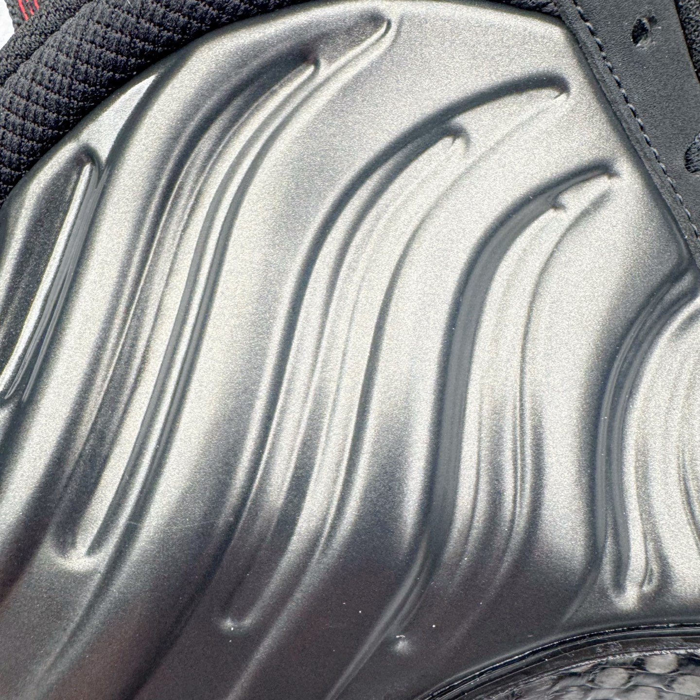 图片[16]-NK Air Foamposite Pro 黑红喷 IB2219-001 莞产原底面 公司渠道同模具 鞋型发泡360度无死角 双层Zoom气垫植入 中底完美注胶 搭载原厂碳纤维材质 诞生于1997年的NK Air Foamposite系列可以说是整个球鞋历史上最为经典的系列之一 也就是我们常说的“喷”和“泡” 其中“喷”由Foamposite One代言人Penny的英文音译而来 而“泡”则来源于另一款鞋型 Foamposite Pro中\\\”pro\\\”的音译 在诞生初期 由于高昂的造价以及超前的外形 Foamposite系列的反对者不在少数 甚至有人认为这款鞋会毁掉整个球鞋行业 但事实证明这双灵感来自于甲虫 自带“黑科技”鞋面以及双层Zoom+大块碳板的太空球鞋不仅受到了大众的接受与追捧 并且成功的影响了篮球鞋的发展 尺码：38.5 39 40 40.5 41 42 42.5 43 44 44.5 45 46-选品中心