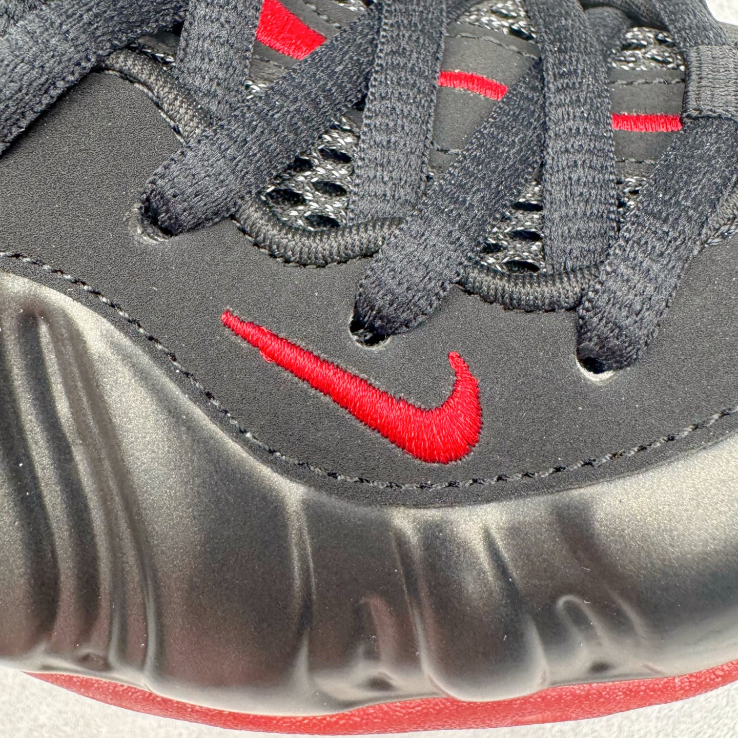 图片[14]-NK Air Foamposite Pro 黑红喷 IB2219-001 莞产原底面 公司渠道同模具 鞋型发泡360度无死角 双层Zoom气垫植入 中底完美注胶 搭载原厂碳纤维材质 诞生于1997年的NK Air Foamposite系列可以说是整个球鞋历史上最为经典的系列之一 也就是我们常说的“喷”和“泡” 其中“喷”由Foamposite One代言人Penny的英文音译而来 而“泡”则来源于另一款鞋型 Foamposite Pro中\\\”pro\\\”的音译 在诞生初期 由于高昂的造价以及超前的外形 Foamposite系列的反对者不在少数 甚至有人认为这款鞋会毁掉整个球鞋行业 但事实证明这双灵感来自于甲虫 自带“黑科技”鞋面以及双层Zoom+大块碳板的太空球鞋不仅受到了大众的接受与追捧 并且成功的影响了篮球鞋的发展 尺码：38.5 39 40 40.5 41 42 42.5 43 44 44.5 45 46-选品中心