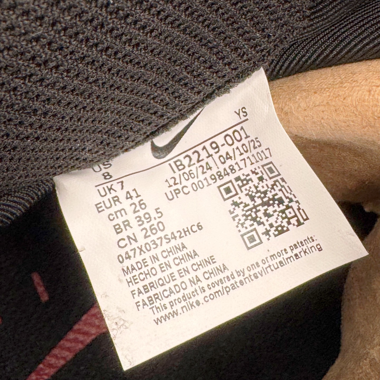 图片[11]-NK Air Foamposite Pro 黑红喷 IB2219-001 莞产原底面 公司渠道同模具 鞋型发泡360度无死角 双层Zoom气垫植入 中底完美注胶 搭载原厂碳纤维材质 诞生于1997年的NK Air Foamposite系列可以说是整个球鞋历史上最为经典的系列之一 也就是我们常说的“喷”和“泡” 其中“喷”由Foamposite One代言人Penny的英文音译而来 而“泡”则来源于另一款鞋型 Foamposite Pro中\\\”pro\\\”的音译 在诞生初期 由于高昂的造价以及超前的外形 Foamposite系列的反对者不在少数 甚至有人认为这款鞋会毁掉整个球鞋行业 但事实证明这双灵感来自于甲虫 自带“黑科技”鞋面以及双层Zoom+大块碳板的太空球鞋不仅受到了大众的接受与追捧 并且成功的影响了篮球鞋的发展 尺码：38.5 39 40 40.5 41 42 42.5 43 44 44.5 45 46-选品中心