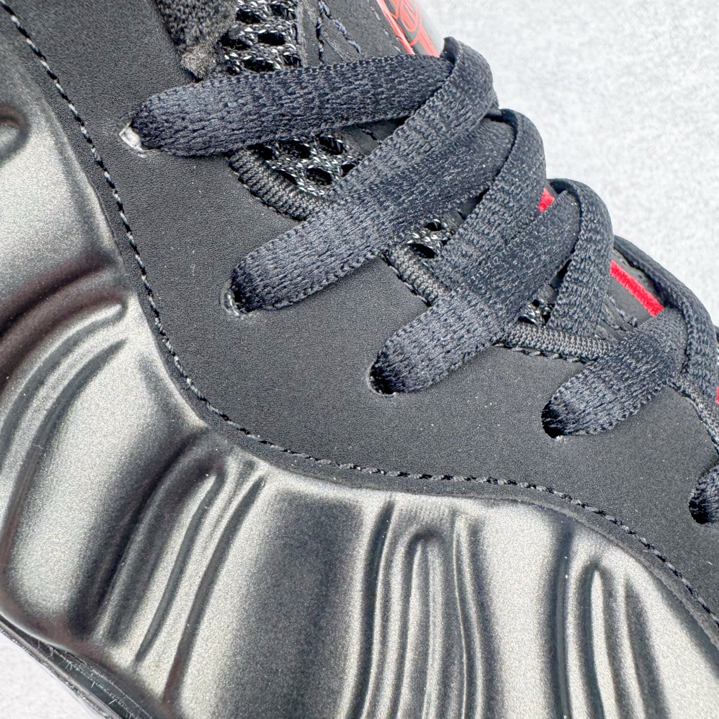 图片[15]-NK Air Foamposite Pro 黑红喷 IB2219-001 莞产原底面 公司渠道同模具 鞋型发泡360度无死角 双层Zoom气垫植入 中底完美注胶 搭载原厂碳纤维材质 诞生于1997年的NK Air Foamposite系列可以说是整个球鞋历史上最为经典的系列之一 也就是我们常说的“喷”和“泡” 其中“喷”由Foamposite One代言人Penny的英文音译而来 而“泡”则来源于另一款鞋型 Foamposite Pro中\\\”pro\\\”的音译 在诞生初期 由于高昂的造价以及超前的外形 Foamposite系列的反对者不在少数 甚至有人认为这款鞋会毁掉整个球鞋行业 但事实证明这双灵感来自于甲虫 自带“黑科技”鞋面以及双层Zoom+大块碳板的太空球鞋不仅受到了大众的接受与追捧 并且成功的影响了篮球鞋的发展 尺码：38.5 39 40 40.5 41 42 42.5 43 44 44.5 45 46-选品中心