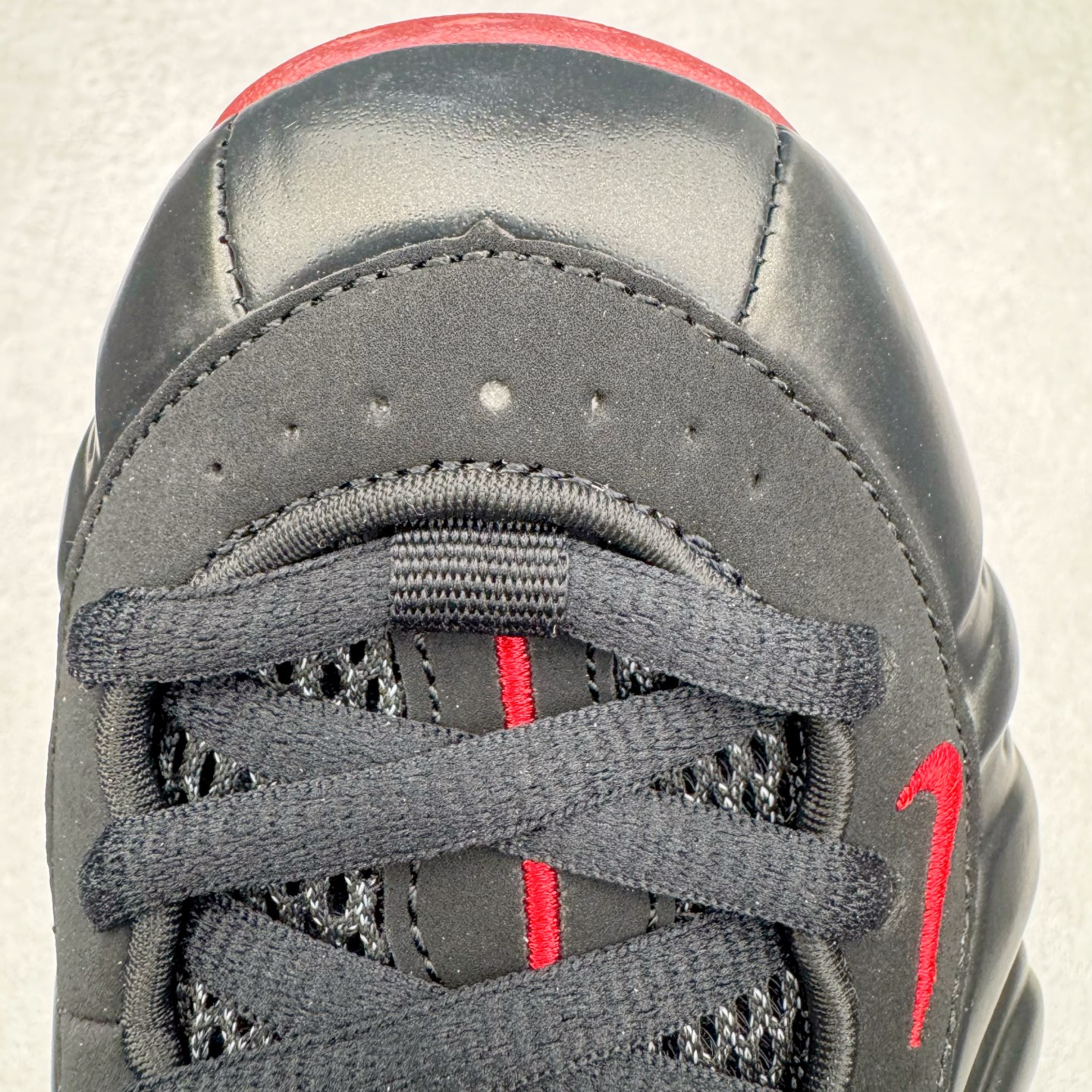 图片[13]-NK Air Foamposite Pro 黑红喷 IB2219-001 莞产原底面 公司渠道同模具 鞋型发泡360度无死角 双层Zoom气垫植入 中底完美注胶 搭载原厂碳纤维材质 诞生于1997年的NK Air Foamposite系列可以说是整个球鞋历史上最为经典的系列之一 也就是我们常说的“喷”和“泡” 其中“喷”由Foamposite One代言人Penny的英文音译而来 而“泡”则来源于另一款鞋型 Foamposite Pro中\\\”pro\\\”的音译 在诞生初期 由于高昂的造价以及超前的外形 Foamposite系列的反对者不在少数 甚至有人认为这款鞋会毁掉整个球鞋行业 但事实证明这双灵感来自于甲虫 自带“黑科技”鞋面以及双层Zoom+大块碳板的太空球鞋不仅受到了大众的接受与追捧 并且成功的影响了篮球鞋的发展 尺码：38.5 39 40 40.5 41 42 42.5 43 44 44.5 45 46-选品中心