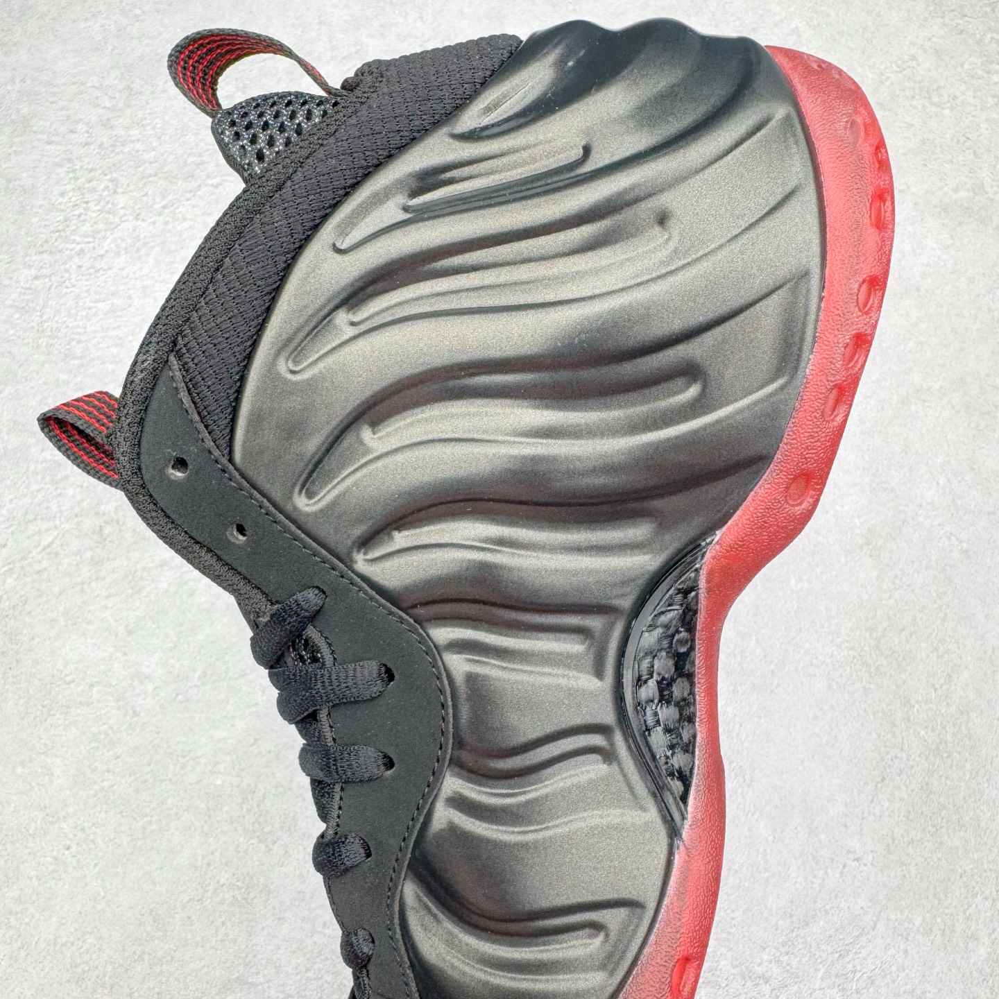 图片[7]-NK Air Foamposite Pro 黑红喷 IB2219-001 莞产原底面 公司渠道同模具 鞋型发泡360度无死角 双层Zoom气垫植入 中底完美注胶 搭载原厂碳纤维材质 诞生于1997年的NK Air Foamposite系列可以说是整个球鞋历史上最为经典的系列之一 也就是我们常说的“喷”和“泡” 其中“喷”由Foamposite One代言人Penny的英文音译而来 而“泡”则来源于另一款鞋型 Foamposite Pro中\\\”pro\\\”的音译 在诞生初期 由于高昂的造价以及超前的外形 Foamposite系列的反对者不在少数 甚至有人认为这款鞋会毁掉整个球鞋行业 但事实证明这双灵感来自于甲虫 自带“黑科技”鞋面以及双层Zoom+大块碳板的太空球鞋不仅受到了大众的接受与追捧 并且成功的影响了篮球鞋的发展 尺码：38.5 39 40 40.5 41 42 42.5 43 44 44.5 45 46-选品中心