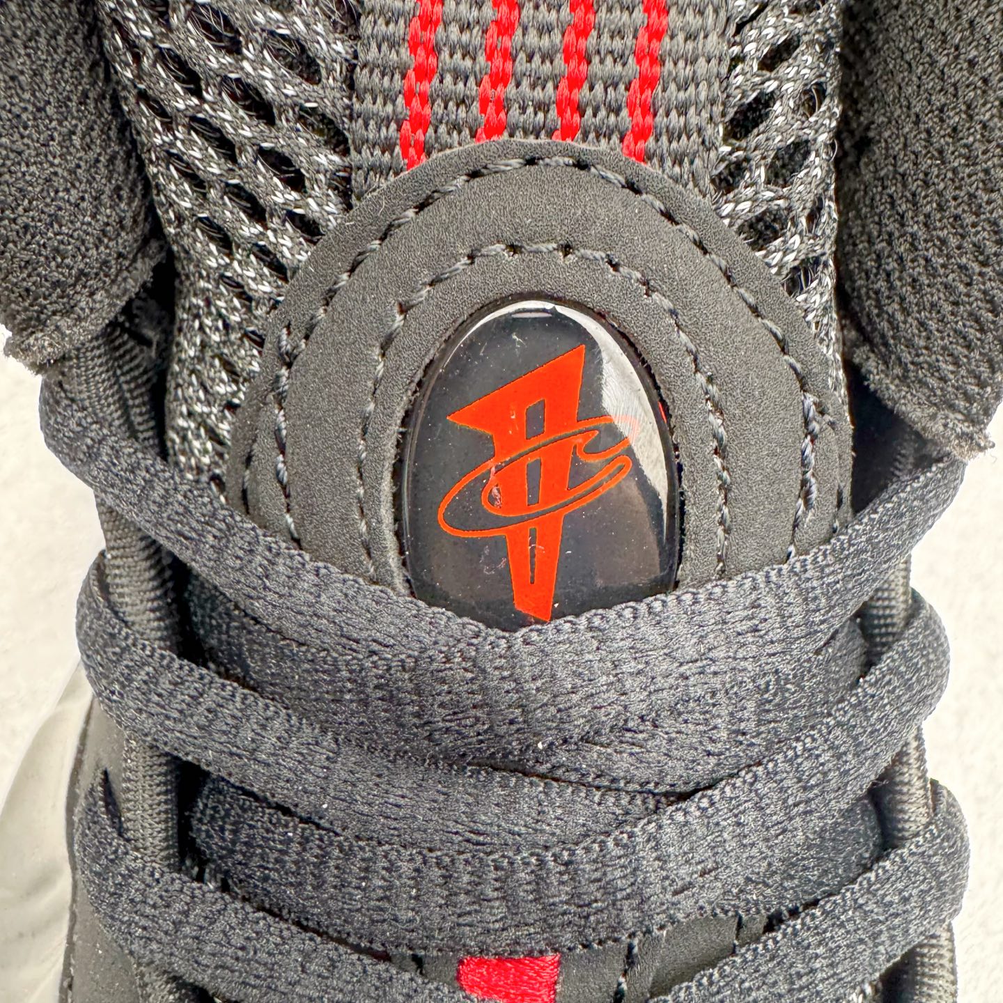 图片[12]-NK Air Foamposite Pro 黑红喷 IB2219-001 莞产原底面 公司渠道同模具 鞋型发泡360度无死角 双层Zoom气垫植入 中底完美注胶 搭载原厂碳纤维材质 诞生于1997年的NK Air Foamposite系列可以说是整个球鞋历史上最为经典的系列之一 也就是我们常说的“喷”和“泡” 其中“喷”由Foamposite One代言人Penny的英文音译而来 而“泡”则来源于另一款鞋型 Foamposite Pro中\\\”pro\\\”的音译 在诞生初期 由于高昂的造价以及超前的外形 Foamposite系列的反对者不在少数 甚至有人认为这款鞋会毁掉整个球鞋行业 但事实证明这双灵感来自于甲虫 自带“黑科技”鞋面以及双层Zoom+大块碳板的太空球鞋不仅受到了大众的接受与追捧 并且成功的影响了篮球鞋的发展 尺码：38.5 39 40 40.5 41 42 42.5 43 44 44.5 45 46-选品中心