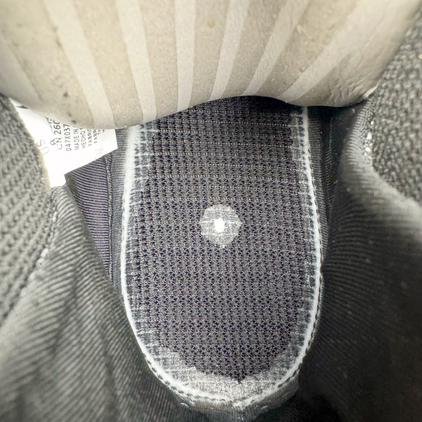 图片[10]-NK Air Foamposite Pro 黑红喷 IB2219-001 莞产原底面 公司渠道同模具 鞋型发泡360度无死角 双层Zoom气垫植入 中底完美注胶 搭载原厂碳纤维材质 诞生于1997年的NK Air Foamposite系列可以说是整个球鞋历史上最为经典的系列之一 也就是我们常说的“喷”和“泡” 其中“喷”由Foamposite One代言人Penny的英文音译而来 而“泡”则来源于另一款鞋型 Foamposite Pro中\\\”pro\\\”的音译 在诞生初期 由于高昂的造价以及超前的外形 Foamposite系列的反对者不在少数 甚至有人认为这款鞋会毁掉整个球鞋行业 但事实证明这双灵感来自于甲虫 自带“黑科技”鞋面以及双层Zoom+大块碳板的太空球鞋不仅受到了大众的接受与追捧 并且成功的影响了篮球鞋的发展 尺码：38.5 39 40 40.5 41 42 42.5 43 44 44.5 45 46-选品中心