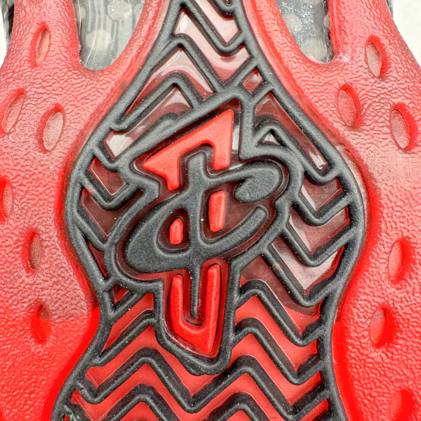 图片[18]-NK Air Foamposite Pro 黑红喷 IB2219-001 莞产原底面 公司渠道同模具 鞋型发泡360度无死角 双层Zoom气垫植入 中底完美注胶 搭载原厂碳纤维材质 诞生于1997年的NK Air Foamposite系列可以说是整个球鞋历史上最为经典的系列之一 也就是我们常说的“喷”和“泡” 其中“喷”由Foamposite One代言人Penny的英文音译而来 而“泡”则来源于另一款鞋型 Foamposite Pro中\\\”pro\\\”的音译 在诞生初期 由于高昂的造价以及超前的外形 Foamposite系列的反对者不在少数 甚至有人认为这款鞋会毁掉整个球鞋行业 但事实证明这双灵感来自于甲虫 自带“黑科技”鞋面以及双层Zoom+大块碳板的太空球鞋不仅受到了大众的接受与追捧 并且成功的影响了篮球鞋的发展 尺码：38.5 39 40 40.5 41 42 42.5 43 44 44.5 45 46-选品中心