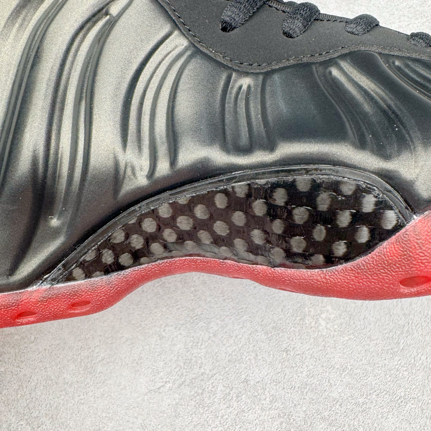 图片[17]-NK Air Foamposite Pro 黑红喷 IB2219-001 莞产原底面 公司渠道同模具 鞋型发泡360度无死角 双层Zoom气垫植入 中底完美注胶 搭载原厂碳纤维材质 诞生于1997年的NK Air Foamposite系列可以说是整个球鞋历史上最为经典的系列之一 也就是我们常说的“喷”和“泡” 其中“喷”由Foamposite One代言人Penny的英文音译而来 而“泡”则来源于另一款鞋型 Foamposite Pro中\\\”pro\\\”的音译 在诞生初期 由于高昂的造价以及超前的外形 Foamposite系列的反对者不在少数 甚至有人认为这款鞋会毁掉整个球鞋行业 但事实证明这双灵感来自于甲虫 自带“黑科技”鞋面以及双层Zoom+大块碳板的太空球鞋不仅受到了大众的接受与追捧 并且成功的影响了篮球鞋的发展 尺码：38.5 39 40 40.5 41 42 42.5 43 44 44.5 45 46-选品中心