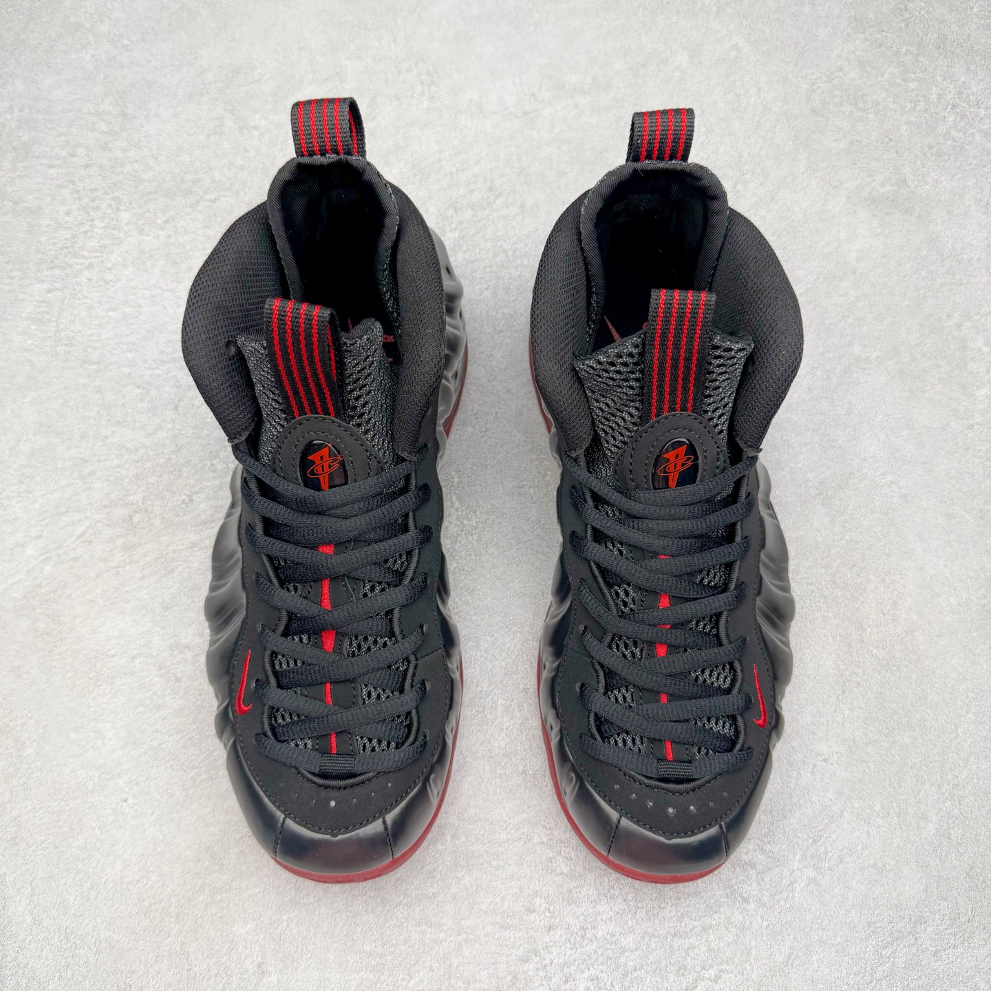 图片[2]-NK Air Foamposite Pro 黑红喷 IB2219-001 莞产原底面 公司渠道同模具 鞋型发泡360度无死角 双层Zoom气垫植入 中底完美注胶 搭载原厂碳纤维材质 诞生于1997年的NK Air Foamposite系列可以说是整个球鞋历史上最为经典的系列之一 也就是我们常说的“喷”和“泡” 其中“喷”由Foamposite One代言人Penny的英文音译而来 而“泡”则来源于另一款鞋型 Foamposite Pro中\\\”pro\\\”的音译 在诞生初期 由于高昂的造价以及超前的外形 Foamposite系列的反对者不在少数 甚至有人认为这款鞋会毁掉整个球鞋行业 但事实证明这双灵感来自于甲虫 自带“黑科技”鞋面以及双层Zoom+大块碳板的太空球鞋不仅受到了大众的接受与追捧 并且成功的影响了篮球鞋的发展 尺码：38.5 39 40 40.5 41 42 42.5 43 44 44.5 45 46-选品中心