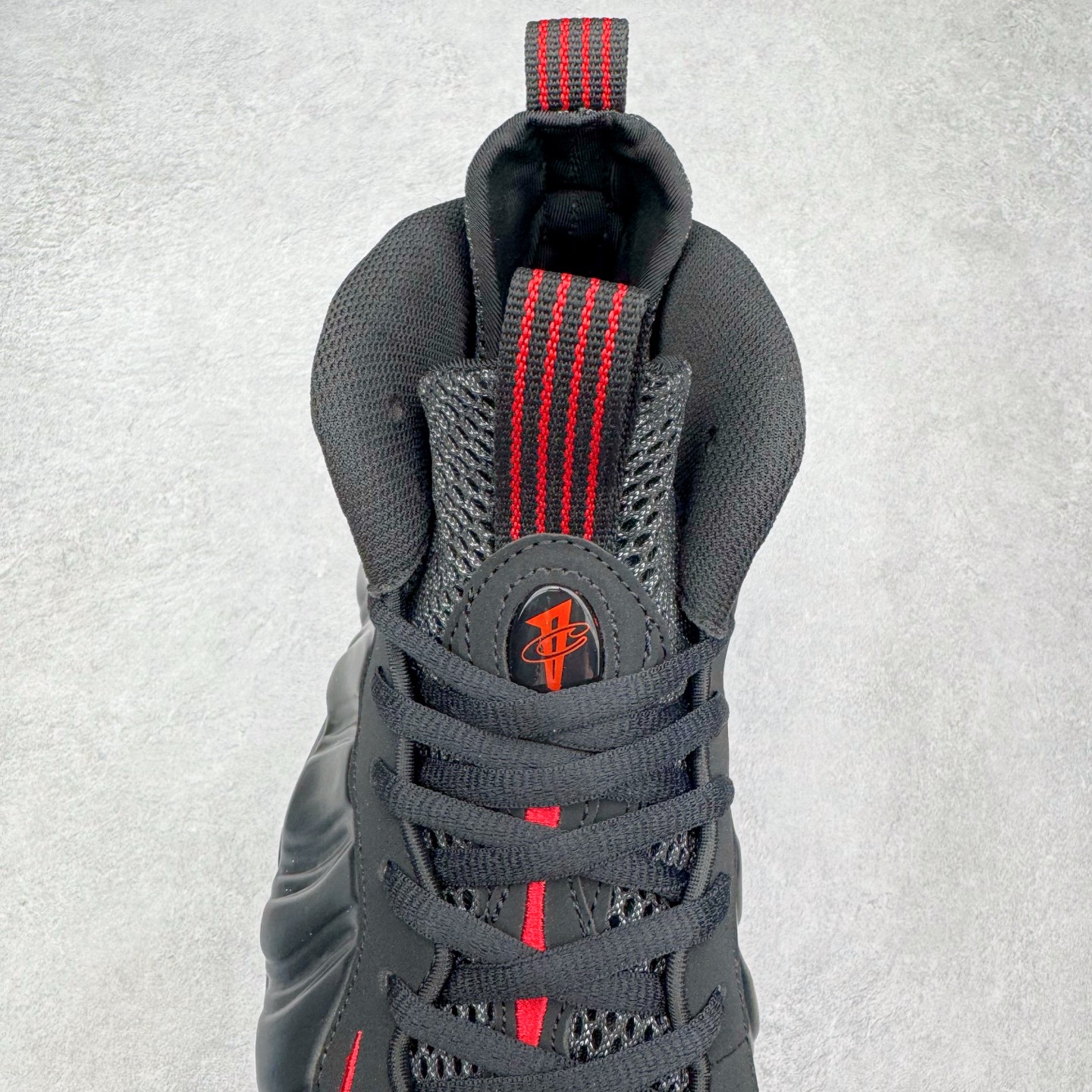 图片[5]-NK Air Foamposite Pro 黑红喷 IB2219-001 莞产原底面 公司渠道同模具 鞋型发泡360度无死角 双层Zoom气垫植入 中底完美注胶 搭载原厂碳纤维材质 诞生于1997年的NK Air Foamposite系列可以说是整个球鞋历史上最为经典的系列之一 也就是我们常说的“喷”和“泡” 其中“喷”由Foamposite One代言人Penny的英文音译而来 而“泡”则来源于另一款鞋型 Foamposite Pro中\\\”pro\\\”的音译 在诞生初期 由于高昂的造价以及超前的外形 Foamposite系列的反对者不在少数 甚至有人认为这款鞋会毁掉整个球鞋行业 但事实证明这双灵感来自于甲虫 自带“黑科技”鞋面以及双层Zoom+大块碳板的太空球鞋不仅受到了大众的接受与追捧 并且成功的影响了篮球鞋的发展 尺码：38.5 39 40 40.5 41 42 42.5 43 44 44.5 45 46-选品中心