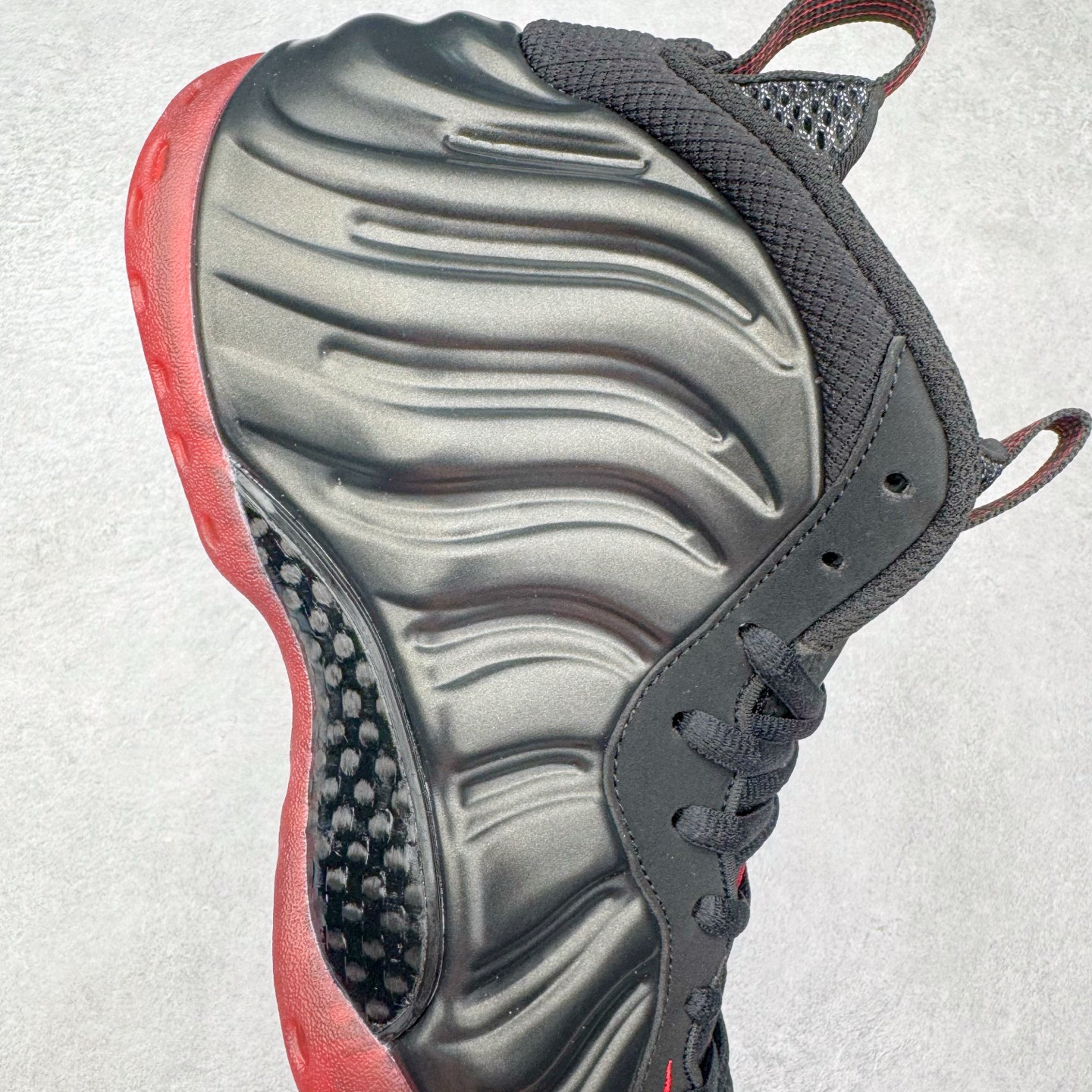 图片[6]-NK Air Foamposite Pro 黑红喷 IB2219-001 莞产原底面 公司渠道同模具 鞋型发泡360度无死角 双层Zoom气垫植入 中底完美注胶 搭载原厂碳纤维材质 诞生于1997年的NK Air Foamposite系列可以说是整个球鞋历史上最为经典的系列之一 也就是我们常说的“喷”和“泡” 其中“喷”由Foamposite One代言人Penny的英文音译而来 而“泡”则来源于另一款鞋型 Foamposite Pro中\\\”pro\\\”的音译 在诞生初期 由于高昂的造价以及超前的外形 Foamposite系列的反对者不在少数 甚至有人认为这款鞋会毁掉整个球鞋行业 但事实证明这双灵感来自于甲虫 自带“黑科技”鞋面以及双层Zoom+大块碳板的太空球鞋不仅受到了大众的接受与追捧 并且成功的影响了篮球鞋的发展 尺码：38.5 39 40 40.5 41 42 42.5 43 44 44.5 45 46-选品中心