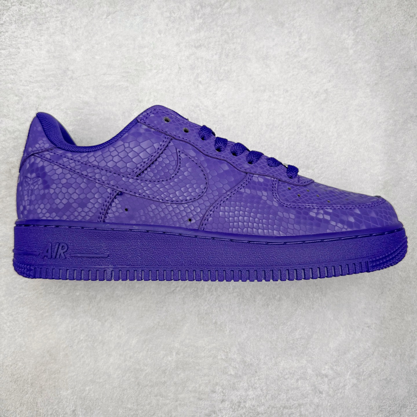 #S2 NK Air Force 1 Low Kobe 空军一号时尚舒适防滑耐磨低帮板鞋 科比紫色 IB0018-500 实拍调校N版已经零色差零失真 百分百还原实物色彩所见即所得 不存在货不对板色差等低级问题 选购参考实物拍摄 不混卖不参货 只用心做好货严格选品 承诺混一赔十 尺码:36 36.5 37.5 38 38.5 39 40 40.5 41 42 42.5 43 44 44.5 45-选品中心