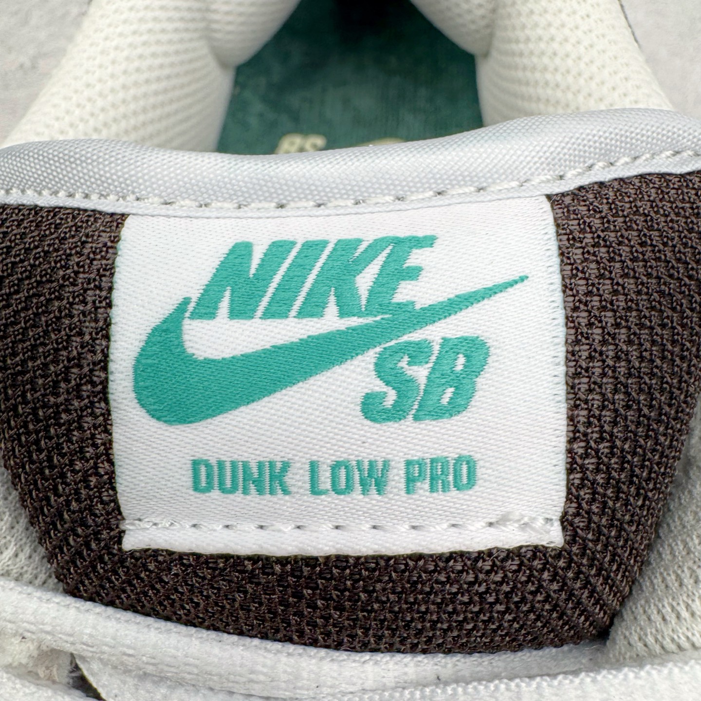 图片[13]-＃YC纯原 NK SB Dunk Low 冰啡男孩 HF3704-001 此款以冰咖为灵感，用米白与深棕交织出醇酷与深邃的平衡感，浅米色Swoosh如咖啡拉花般轻盈点缀，鞋侧标志性刺绣增添复古玩味感。暖棕大底压住整体慵懒氛围，低调却不失个性，打造量身定制的潮流穿搭。定制系列天花板 无原鞋不开发 全系列得物原鞋一比一校对开发 配色持续更新中 终端对接 优势输出 全套原厂楦头原纸板数据档案倾力打造 原汁原味莞产 极致还原 圈内最强针车工艺 高端零售指定版 广东原厂配套原盒原标 鞋盒分三个尺码段 原厂冲刀 超高清洁度 全鞋零毛边皮料切割 采用原厂百宏鞋带以及原厂百宏织唛舌标 内标可供原厂几率过验 进口原装条纹中底布 四线拉帮白色点胶 原厂拉帮手法遵循公司 原厂电绣 极致还原 尺码：36 36.5 37.5 38 38.5 39 40 40.5 41 42 42.5 43 44 44.5 45 46-选品中心