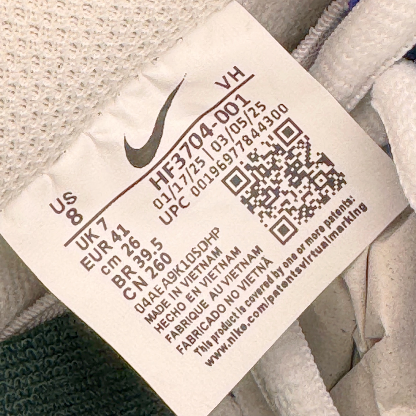 图片[12]-＃YC纯原 NK SB Dunk Low 冰啡男孩 HF3704-001 此款以冰咖为灵感，用米白与深棕交织出醇酷与深邃的平衡感，浅米色Swoosh如咖啡拉花般轻盈点缀，鞋侧标志性刺绣增添复古玩味感。暖棕大底压住整体慵懒氛围，低调却不失个性，打造量身定制的潮流穿搭。定制系列天花板 无原鞋不开发 全系列得物原鞋一比一校对开发 配色持续更新中 终端对接 优势输出 全套原厂楦头原纸板数据档案倾力打造 原汁原味莞产 极致还原 圈内最强针车工艺 高端零售指定版 广东原厂配套原盒原标 鞋盒分三个尺码段 原厂冲刀 超高清洁度 全鞋零毛边皮料切割 采用原厂百宏鞋带以及原厂百宏织唛舌标 内标可供原厂几率过验 进口原装条纹中底布 四线拉帮白色点胶 原厂拉帮手法遵循公司 原厂电绣 极致还原 尺码：36 36.5 37.5 38 38.5 39 40 40.5 41 42 42.5 43 44 44.5 45 46-选品中心