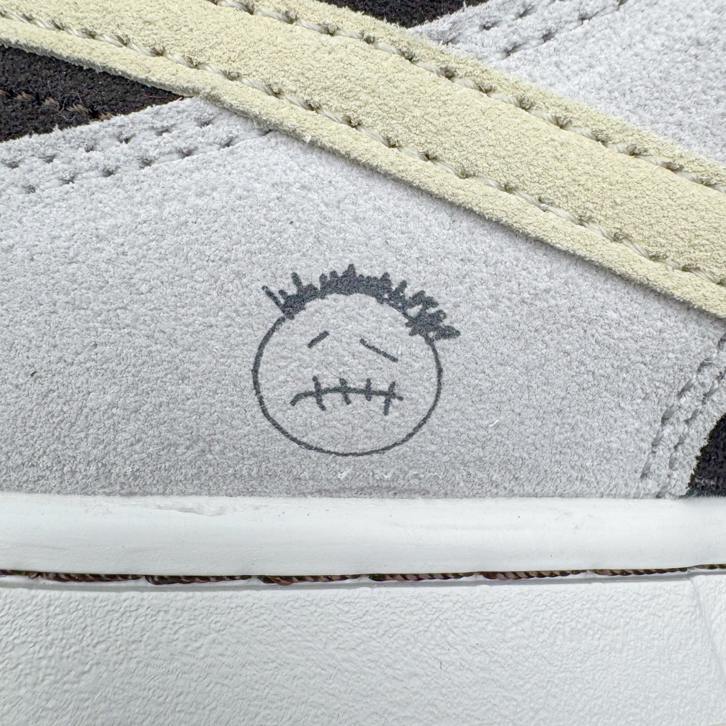 图片[16]-＃YC纯原 NK SB Dunk Low 冰啡男孩 HF3704-001 此款以冰咖为灵感，用米白与深棕交织出醇酷与深邃的平衡感，浅米色Swoosh如咖啡拉花般轻盈点缀，鞋侧标志性刺绣增添复古玩味感。暖棕大底压住整体慵懒氛围，低调却不失个性，打造量身定制的潮流穿搭。定制系列天花板 无原鞋不开发 全系列得物原鞋一比一校对开发 配色持续更新中 终端对接 优势输出 全套原厂楦头原纸板数据档案倾力打造 原汁原味莞产 极致还原 圈内最强针车工艺 高端零售指定版 广东原厂配套原盒原标 鞋盒分三个尺码段 原厂冲刀 超高清洁度 全鞋零毛边皮料切割 采用原厂百宏鞋带以及原厂百宏织唛舌标 内标可供原厂几率过验 进口原装条纹中底布 四线拉帮白色点胶 原厂拉帮手法遵循公司 原厂电绣 极致还原 尺码：36 36.5 37.5 38 38.5 39 40 40.5 41 42 42.5 43 44 44.5 45 46-选品中心