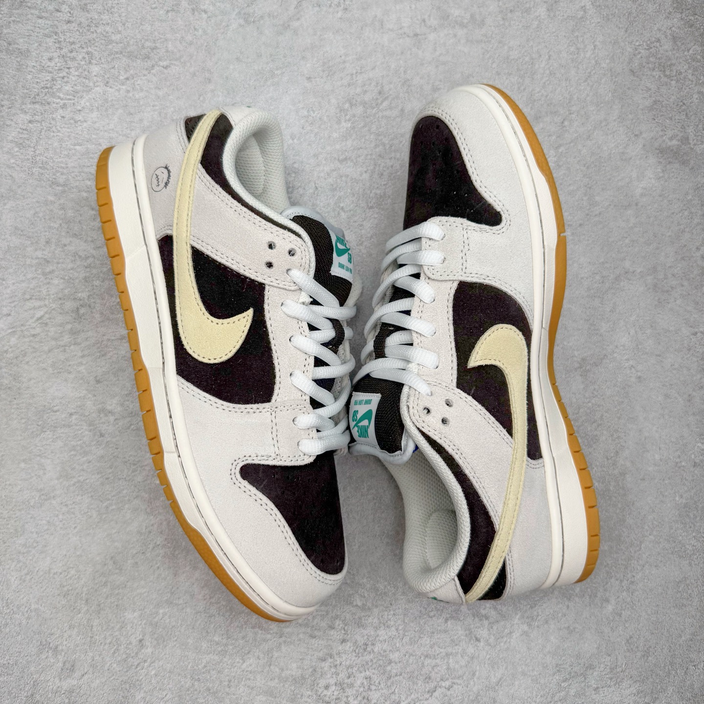 图片[3]-＃YC纯原 NK SB Dunk Low 冰啡男孩 HF3704-001 此款以冰咖为灵感，用米白与深棕交织出醇酷与深邃的平衡感，浅米色Swoosh如咖啡拉花般轻盈点缀，鞋侧标志性刺绣增添复古玩味感。暖棕大底压住整体慵懒氛围，低调却不失个性，打造量身定制的潮流穿搭。定制系列天花板 无原鞋不开发 全系列得物原鞋一比一校对开发 配色持续更新中 终端对接 优势输出 全套原厂楦头原纸板数据档案倾力打造 原汁原味莞产 极致还原 圈内最强针车工艺 高端零售指定版 广东原厂配套原盒原标 鞋盒分三个尺码段 原厂冲刀 超高清洁度 全鞋零毛边皮料切割 采用原厂百宏鞋带以及原厂百宏织唛舌标 内标可供原厂几率过验 进口原装条纹中底布 四线拉帮白色点胶 原厂拉帮手法遵循公司 原厂电绣 极致还原 尺码：36 36.5 37.5 38 38.5 39 40 40.5 41 42 42.5 43 44 44.5 45 46-选品中心