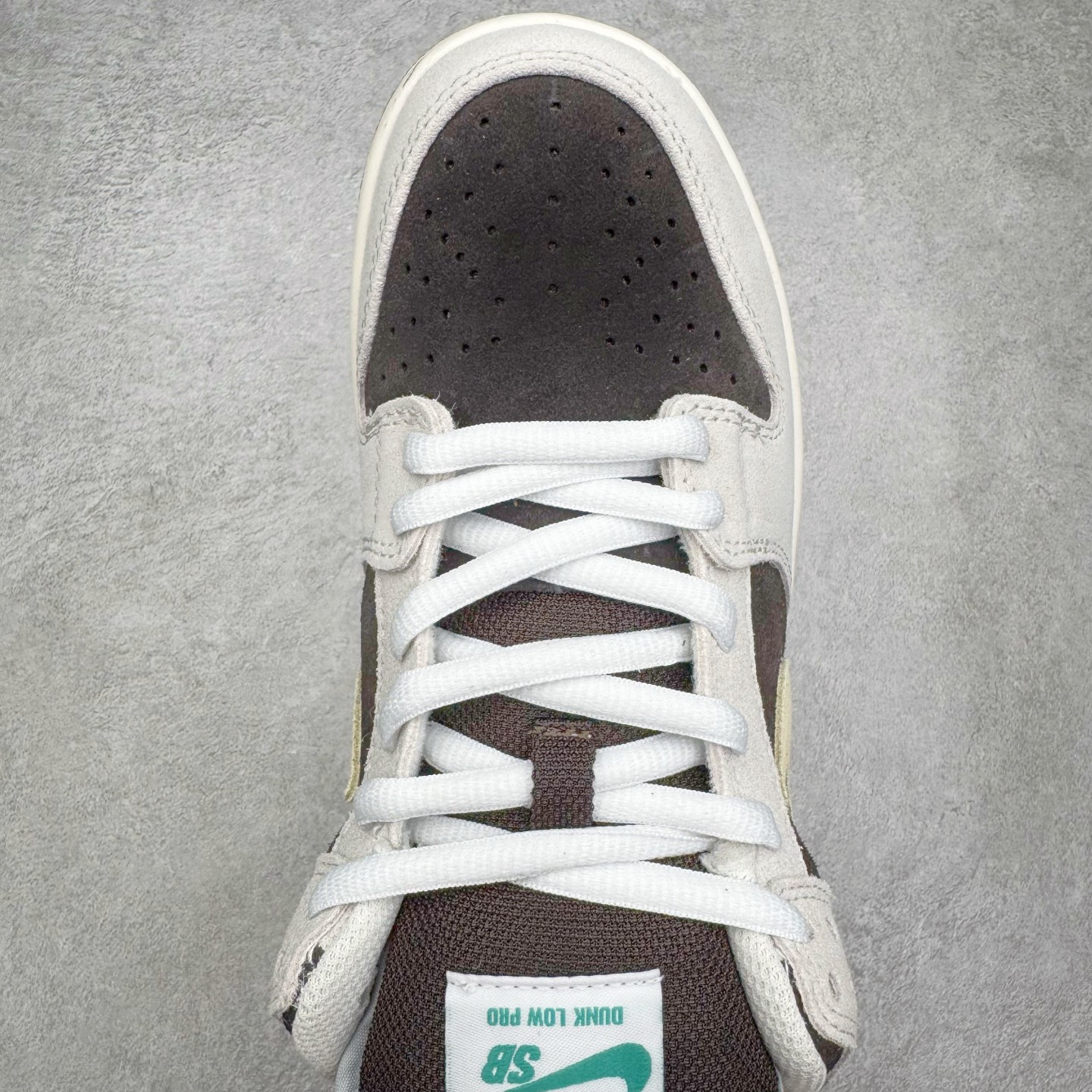 图片[4]-＃YC纯原 NK SB Dunk Low 冰啡男孩 HF3704-001 此款以冰咖为灵感，用米白与深棕交织出醇酷与深邃的平衡感，浅米色Swoosh如咖啡拉花般轻盈点缀，鞋侧标志性刺绣增添复古玩味感。暖棕大底压住整体慵懒氛围，低调却不失个性，打造量身定制的潮流穿搭。定制系列天花板 无原鞋不开发 全系列得物原鞋一比一校对开发 配色持续更新中 终端对接 优势输出 全套原厂楦头原纸板数据档案倾力打造 原汁原味莞产 极致还原 圈内最强针车工艺 高端零售指定版 广东原厂配套原盒原标 鞋盒分三个尺码段 原厂冲刀 超高清洁度 全鞋零毛边皮料切割 采用原厂百宏鞋带以及原厂百宏织唛舌标 内标可供原厂几率过验 进口原装条纹中底布 四线拉帮白色点胶 原厂拉帮手法遵循公司 原厂电绣 极致还原 尺码：36 36.5 37.5 38 38.5 39 40 40.5 41 42 42.5 43 44 44.5 45 46-选品中心