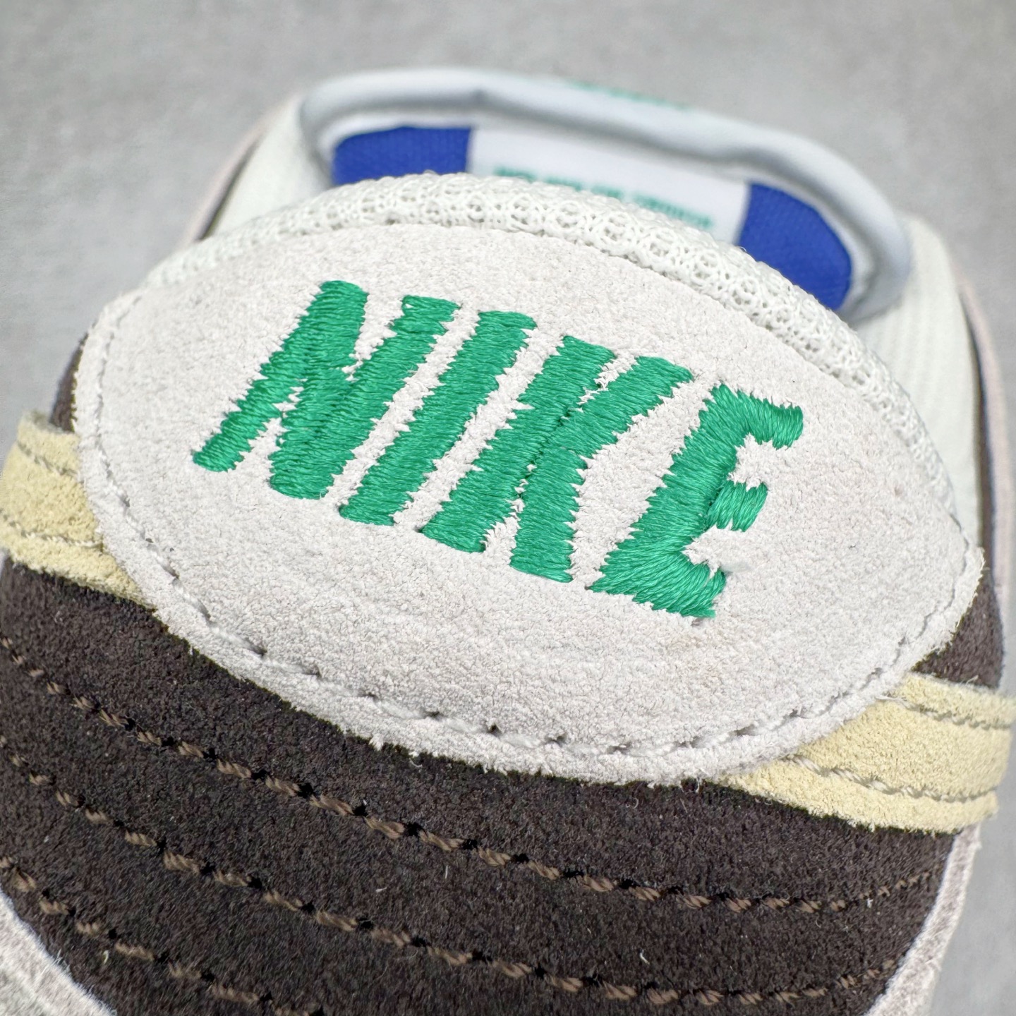 图片[15]-＃YC纯原 NK SB Dunk Low 冰啡男孩 HF3704-001 此款以冰咖为灵感，用米白与深棕交织出醇酷与深邃的平衡感，浅米色Swoosh如咖啡拉花般轻盈点缀，鞋侧标志性刺绣增添复古玩味感。暖棕大底压住整体慵懒氛围，低调却不失个性，打造量身定制的潮流穿搭。定制系列天花板 无原鞋不开发 全系列得物原鞋一比一校对开发 配色持续更新中 终端对接 优势输出 全套原厂楦头原纸板数据档案倾力打造 原汁原味莞产 极致还原 圈内最强针车工艺 高端零售指定版 广东原厂配套原盒原标 鞋盒分三个尺码段 原厂冲刀 超高清洁度 全鞋零毛边皮料切割 采用原厂百宏鞋带以及原厂百宏织唛舌标 内标可供原厂几率过验 进口原装条纹中底布 四线拉帮白色点胶 原厂拉帮手法遵循公司 原厂电绣 极致还原 尺码：36 36.5 37.5 38 38.5 39 40 40.5 41 42 42.5 43 44 44.5 45 46-选品中心