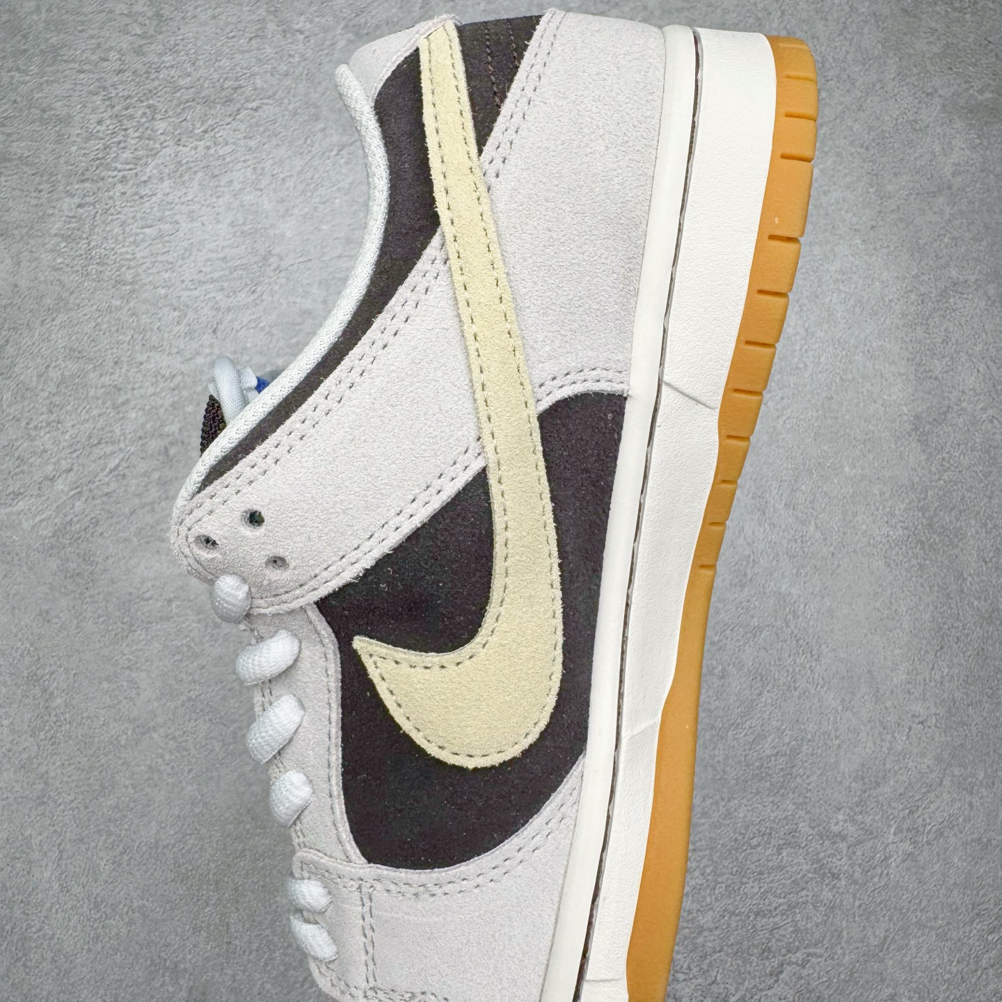 图片[7]-＃YC纯原 NK SB Dunk Low 冰啡男孩 HF3704-001 此款以冰咖为灵感，用米白与深棕交织出醇酷与深邃的平衡感，浅米色Swoosh如咖啡拉花般轻盈点缀，鞋侧标志性刺绣增添复古玩味感。暖棕大底压住整体慵懒氛围，低调却不失个性，打造量身定制的潮流穿搭。定制系列天花板 无原鞋不开发 全系列得物原鞋一比一校对开发 配色持续更新中 终端对接 优势输出 全套原厂楦头原纸板数据档案倾力打造 原汁原味莞产 极致还原 圈内最强针车工艺 高端零售指定版 广东原厂配套原盒原标 鞋盒分三个尺码段 原厂冲刀 超高清洁度 全鞋零毛边皮料切割 采用原厂百宏鞋带以及原厂百宏织唛舌标 内标可供原厂几率过验 进口原装条纹中底布 四线拉帮白色点胶 原厂拉帮手法遵循公司 原厂电绣 极致还原 尺码：36 36.5 37.5 38 38.5 39 40 40.5 41 42 42.5 43 44 44.5 45 46-选品中心