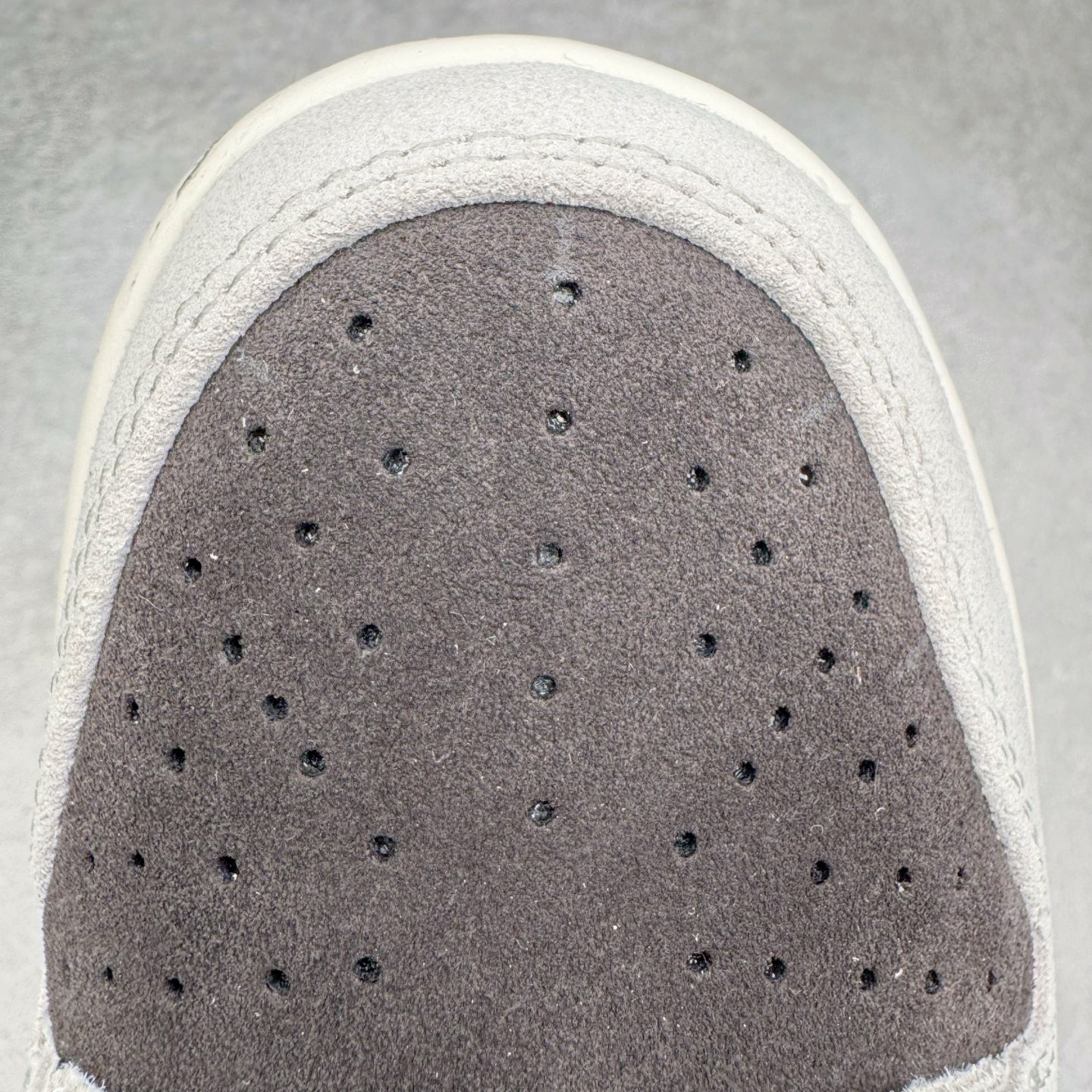 图片[14]-＃YC纯原 NK SB Dunk Low 冰啡男孩 HF3704-001 此款以冰咖为灵感，用米白与深棕交织出醇酷与深邃的平衡感，浅米色Swoosh如咖啡拉花般轻盈点缀，鞋侧标志性刺绣增添复古玩味感。暖棕大底压住整体慵懒氛围，低调却不失个性，打造量身定制的潮流穿搭。定制系列天花板 无原鞋不开发 全系列得物原鞋一比一校对开发 配色持续更新中 终端对接 优势输出 全套原厂楦头原纸板数据档案倾力打造 原汁原味莞产 极致还原 圈内最强针车工艺 高端零售指定版 广东原厂配套原盒原标 鞋盒分三个尺码段 原厂冲刀 超高清洁度 全鞋零毛边皮料切割 采用原厂百宏鞋带以及原厂百宏织唛舌标 内标可供原厂几率过验 进口原装条纹中底布 四线拉帮白色点胶 原厂拉帮手法遵循公司 原厂电绣 极致还原 尺码：36 36.5 37.5 38 38.5 39 40 40.5 41 42 42.5 43 44 44.5 45 46-选品中心