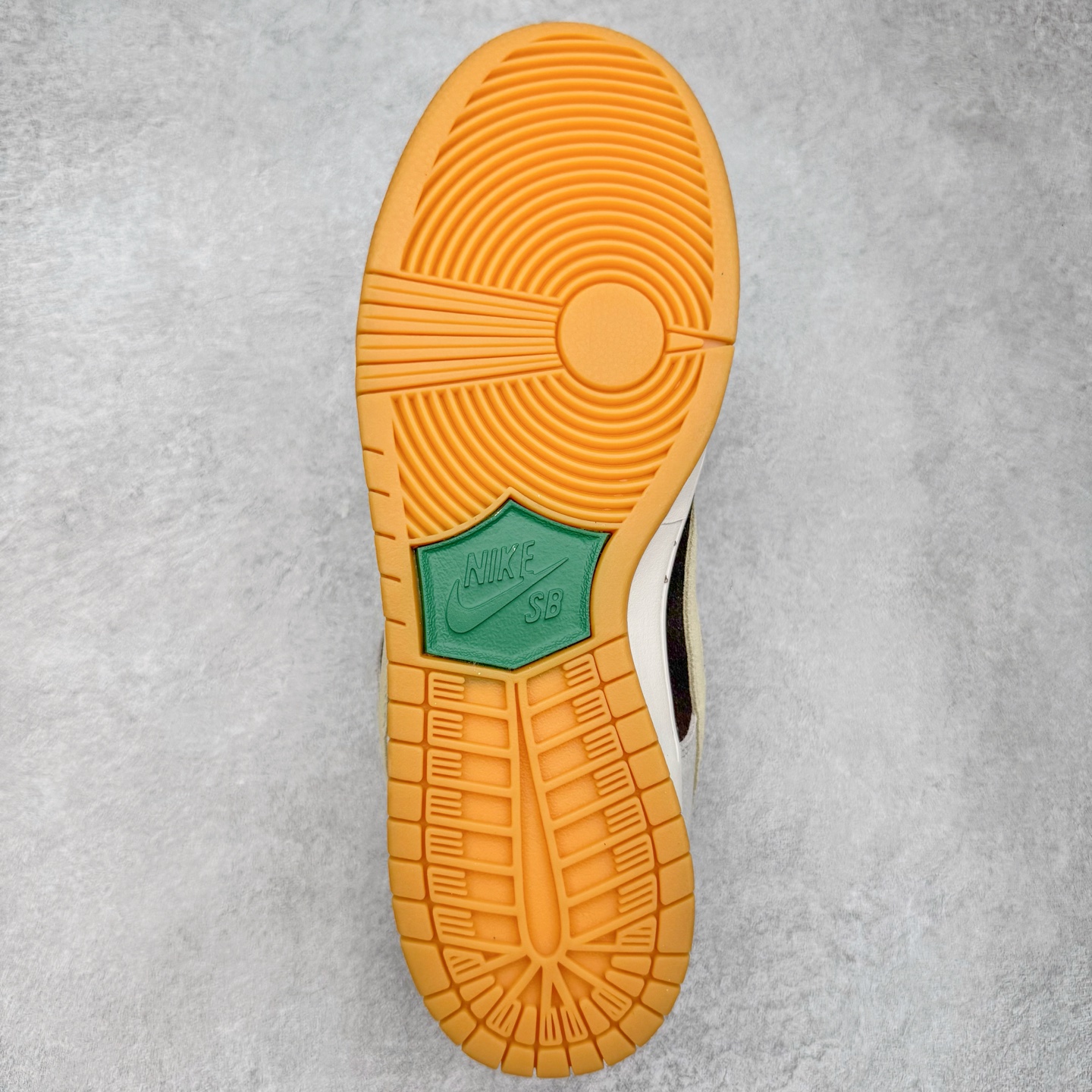 图片[9]-＃YC纯原 NK SB Dunk Low 冰啡男孩 HF3704-001 此款以冰咖为灵感，用米白与深棕交织出醇酷与深邃的平衡感，浅米色Swoosh如咖啡拉花般轻盈点缀，鞋侧标志性刺绣增添复古玩味感。暖棕大底压住整体慵懒氛围，低调却不失个性，打造量身定制的潮流穿搭。定制系列天花板 无原鞋不开发 全系列得物原鞋一比一校对开发 配色持续更新中 终端对接 优势输出 全套原厂楦头原纸板数据档案倾力打造 原汁原味莞产 极致还原 圈内最强针车工艺 高端零售指定版 广东原厂配套原盒原标 鞋盒分三个尺码段 原厂冲刀 超高清洁度 全鞋零毛边皮料切割 采用原厂百宏鞋带以及原厂百宏织唛舌标 内标可供原厂几率过验 进口原装条纹中底布 四线拉帮白色点胶 原厂拉帮手法遵循公司 原厂电绣 极致还原 尺码：36 36.5 37.5 38 38.5 39 40 40.5 41 42 42.5 43 44 44.5 45 46-选品中心