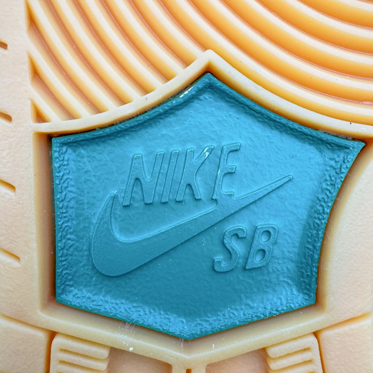 图片[19]-＃YC纯原 NK SB Dunk Low 冰啡男孩 HF3704-001 此款以冰咖为灵感，用米白与深棕交织出醇酷与深邃的平衡感，浅米色Swoosh如咖啡拉花般轻盈点缀，鞋侧标志性刺绣增添复古玩味感。暖棕大底压住整体慵懒氛围，低调却不失个性，打造量身定制的潮流穿搭。定制系列天花板 无原鞋不开发 全系列得物原鞋一比一校对开发 配色持续更新中 终端对接 优势输出 全套原厂楦头原纸板数据档案倾力打造 原汁原味莞产 极致还原 圈内最强针车工艺 高端零售指定版 广东原厂配套原盒原标 鞋盒分三个尺码段 原厂冲刀 超高清洁度 全鞋零毛边皮料切割 采用原厂百宏鞋带以及原厂百宏织唛舌标 内标可供原厂几率过验 进口原装条纹中底布 四线拉帮白色点胶 原厂拉帮手法遵循公司 原厂电绣 极致还原 尺码：36 36.5 37.5 38 38.5 39 40 40.5 41 42 42.5 43 44 44.5 45 46-选品中心