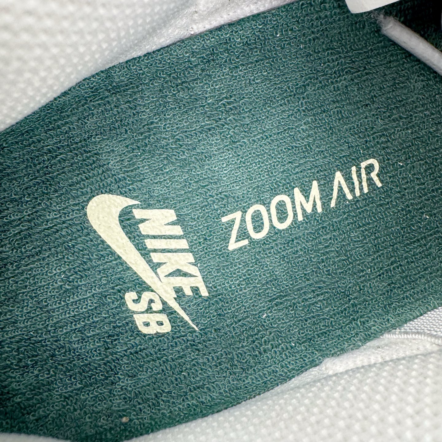 图片[11]-＃YC纯原 NK SB Dunk Low 冰啡男孩 HF3704-001 此款以冰咖为灵感，用米白与深棕交织出醇酷与深邃的平衡感，浅米色Swoosh如咖啡拉花般轻盈点缀，鞋侧标志性刺绣增添复古玩味感。暖棕大底压住整体慵懒氛围，低调却不失个性，打造量身定制的潮流穿搭。定制系列天花板 无原鞋不开发 全系列得物原鞋一比一校对开发 配色持续更新中 终端对接 优势输出 全套原厂楦头原纸板数据档案倾力打造 原汁原味莞产 极致还原 圈内最强针车工艺 高端零售指定版 广东原厂配套原盒原标 鞋盒分三个尺码段 原厂冲刀 超高清洁度 全鞋零毛边皮料切割 采用原厂百宏鞋带以及原厂百宏织唛舌标 内标可供原厂几率过验 进口原装条纹中底布 四线拉帮白色点胶 原厂拉帮手法遵循公司 原厂电绣 极致还原 尺码：36 36.5 37.5 38 38.5 39 40 40.5 41 42 42.5 43 44 44.5 45 46-选品中心