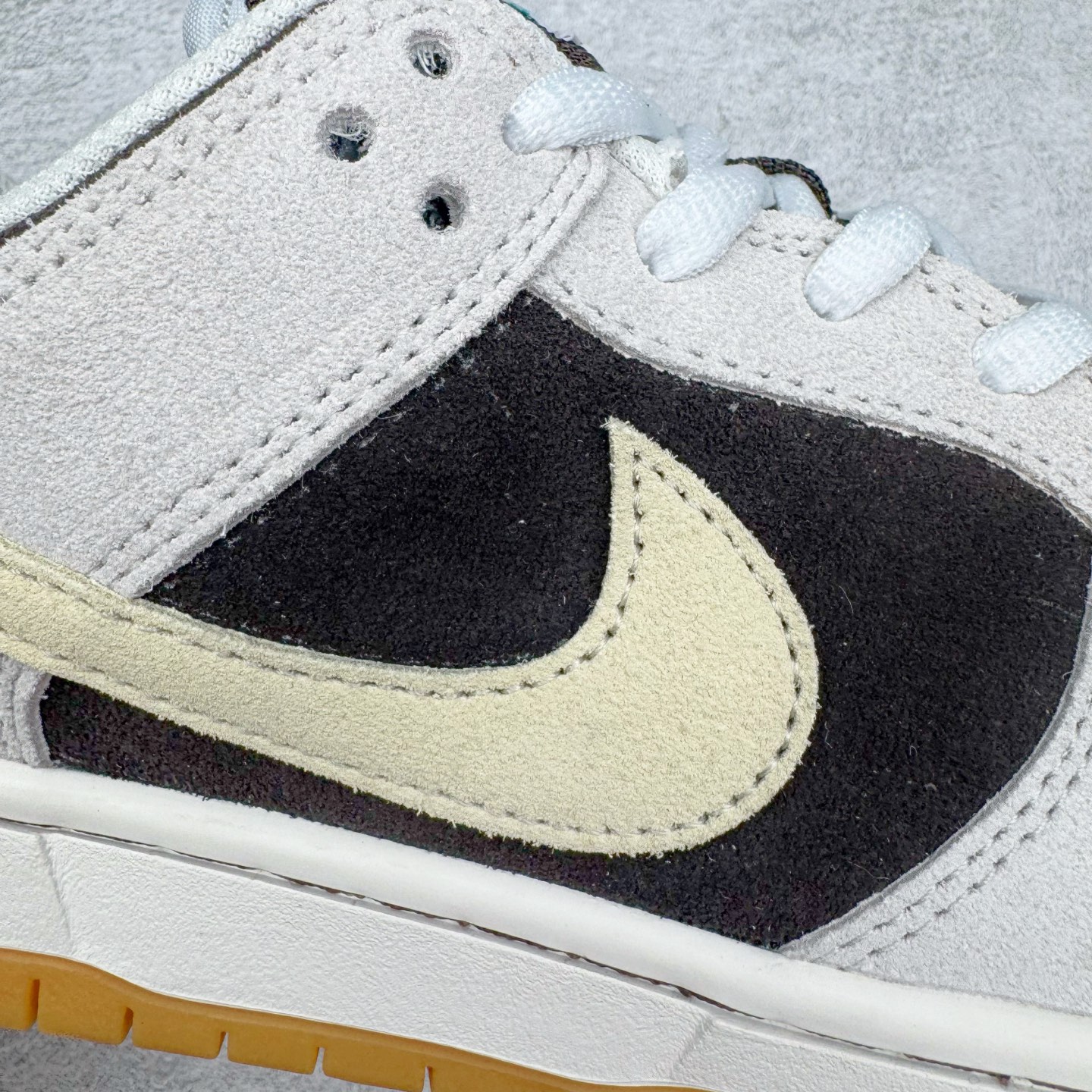 图片[18]-＃YC纯原 NK SB Dunk Low 冰啡男孩 HF3704-001 此款以冰咖为灵感，用米白与深棕交织出醇酷与深邃的平衡感，浅米色Swoosh如咖啡拉花般轻盈点缀，鞋侧标志性刺绣增添复古玩味感。暖棕大底压住整体慵懒氛围，低调却不失个性，打造量身定制的潮流穿搭。定制系列天花板 无原鞋不开发 全系列得物原鞋一比一校对开发 配色持续更新中 终端对接 优势输出 全套原厂楦头原纸板数据档案倾力打造 原汁原味莞产 极致还原 圈内最强针车工艺 高端零售指定版 广东原厂配套原盒原标 鞋盒分三个尺码段 原厂冲刀 超高清洁度 全鞋零毛边皮料切割 采用原厂百宏鞋带以及原厂百宏织唛舌标 内标可供原厂几率过验 进口原装条纹中底布 四线拉帮白色点胶 原厂拉帮手法遵循公司 原厂电绣 极致还原 尺码：36 36.5 37.5 38 38.5 39 40 40.5 41 42 42.5 43 44 44.5 45 46-选品中心