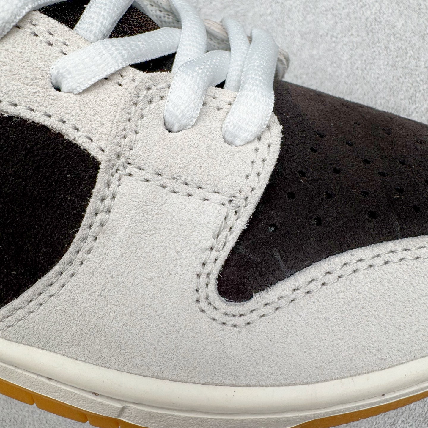 图片[17]-＃YC纯原 NK SB Dunk Low 冰啡男孩 HF3704-001 此款以冰咖为灵感，用米白与深棕交织出醇酷与深邃的平衡感，浅米色Swoosh如咖啡拉花般轻盈点缀，鞋侧标志性刺绣增添复古玩味感。暖棕大底压住整体慵懒氛围，低调却不失个性，打造量身定制的潮流穿搭。定制系列天花板 无原鞋不开发 全系列得物原鞋一比一校对开发 配色持续更新中 终端对接 优势输出 全套原厂楦头原纸板数据档案倾力打造 原汁原味莞产 极致还原 圈内最强针车工艺 高端零售指定版 广东原厂配套原盒原标 鞋盒分三个尺码段 原厂冲刀 超高清洁度 全鞋零毛边皮料切割 采用原厂百宏鞋带以及原厂百宏织唛舌标 内标可供原厂几率过验 进口原装条纹中底布 四线拉帮白色点胶 原厂拉帮手法遵循公司 原厂电绣 极致还原 尺码：36 36.5 37.5 38 38.5 39 40 40.5 41 42 42.5 43 44 44.5 45 46-选品中心