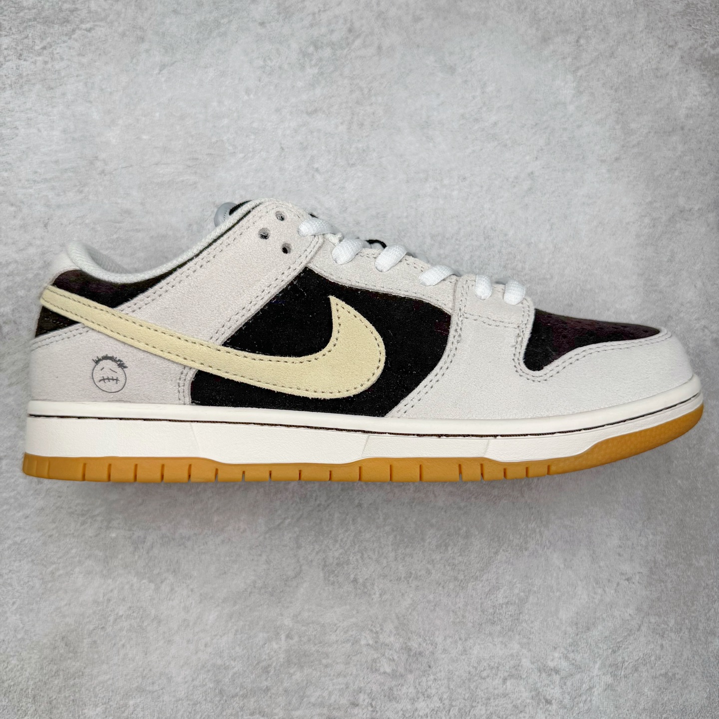 ＃YC纯原 NK SB Dunk Low 冰啡男孩 HF3704-001 此款以冰咖为灵感，用米白与深棕交织出醇酷与深邃的平衡感，浅米色Swoosh如咖啡拉花般轻盈点缀，鞋侧标志性刺绣增添复古玩味感。暖棕大底压住整体慵懒氛围，低调却不失个性，打造量身定制的潮流穿搭。定制系列天花板 无原鞋不开发 全系列得物原鞋一比一校对开发 配色持续更新中 终端对接 优势输出 全套原厂楦头原纸板数据档案倾力打造 原汁原味莞产 极致还原 圈内最强针车工艺 高端零售指定版 广东原厂配套原盒原标 鞋盒分三个尺码段 原厂冲刀 超高清洁度 全鞋零毛边皮料切割 采用原厂百宏鞋带以及原厂百宏织唛舌标 内标可供原厂几率过验 进口原装条纹中底布 四线拉帮白色点胶 原厂拉帮手法遵循公司 原厂电绣 极致还原 尺码：36 36.5 37.5 38 38.5 39 40 40.5 41 42 42.5 43 44 44.5 45 46-选品中心