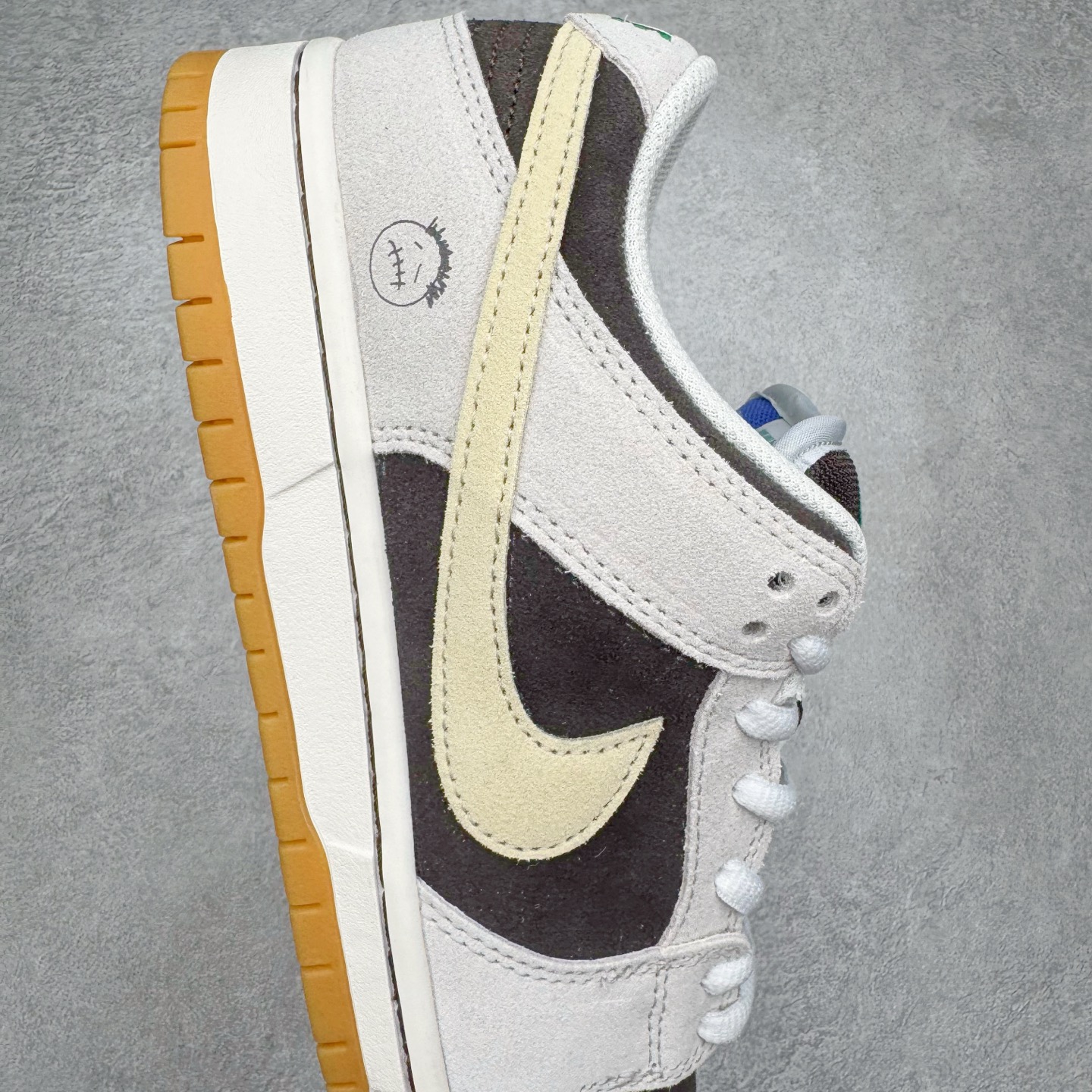 图片[6]-＃YC纯原 NK SB Dunk Low 冰啡男孩 HF3704-001 此款以冰咖为灵感，用米白与深棕交织出醇酷与深邃的平衡感，浅米色Swoosh如咖啡拉花般轻盈点缀，鞋侧标志性刺绣增添复古玩味感。暖棕大底压住整体慵懒氛围，低调却不失个性，打造量身定制的潮流穿搭。定制系列天花板 无原鞋不开发 全系列得物原鞋一比一校对开发 配色持续更新中 终端对接 优势输出 全套原厂楦头原纸板数据档案倾力打造 原汁原味莞产 极致还原 圈内最强针车工艺 高端零售指定版 广东原厂配套原盒原标 鞋盒分三个尺码段 原厂冲刀 超高清洁度 全鞋零毛边皮料切割 采用原厂百宏鞋带以及原厂百宏织唛舌标 内标可供原厂几率过验 进口原装条纹中底布 四线拉帮白色点胶 原厂拉帮手法遵循公司 原厂电绣 极致还原 尺码：36 36.5 37.5 38 38.5 39 40 40.5 41 42 42.5 43 44 44.5 45 46-选品中心