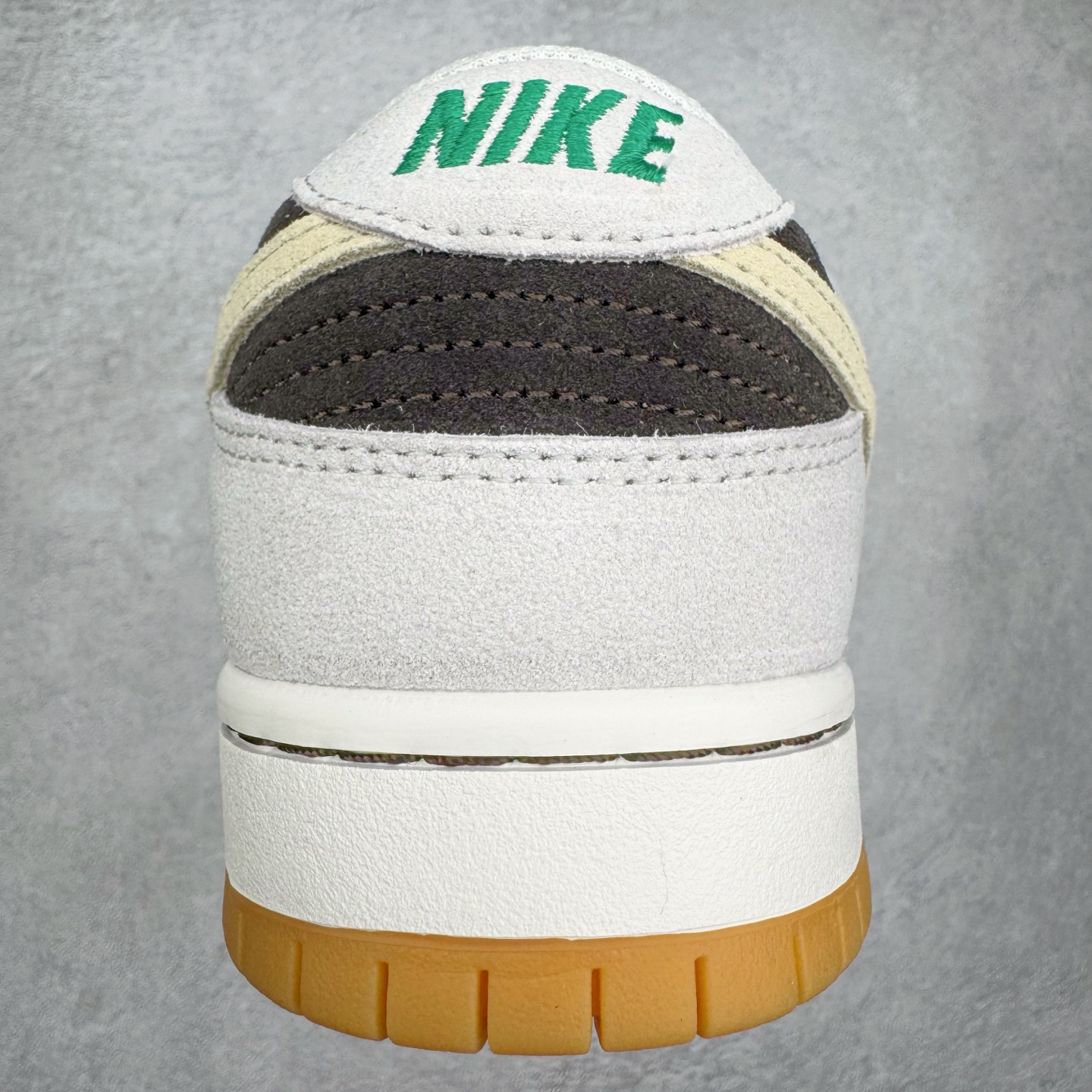 图片[8]-＃YC纯原 NK SB Dunk Low 冰啡男孩 HF3704-001 此款以冰咖为灵感，用米白与深棕交织出醇酷与深邃的平衡感，浅米色Swoosh如咖啡拉花般轻盈点缀，鞋侧标志性刺绣增添复古玩味感。暖棕大底压住整体慵懒氛围，低调却不失个性，打造量身定制的潮流穿搭。定制系列天花板 无原鞋不开发 全系列得物原鞋一比一校对开发 配色持续更新中 终端对接 优势输出 全套原厂楦头原纸板数据档案倾力打造 原汁原味莞产 极致还原 圈内最强针车工艺 高端零售指定版 广东原厂配套原盒原标 鞋盒分三个尺码段 原厂冲刀 超高清洁度 全鞋零毛边皮料切割 采用原厂百宏鞋带以及原厂百宏织唛舌标 内标可供原厂几率过验 进口原装条纹中底布 四线拉帮白色点胶 原厂拉帮手法遵循公司 原厂电绣 极致还原 尺码：36 36.5 37.5 38 38.5 39 40 40.5 41 42 42.5 43 44 44.5 45 46-选品中心