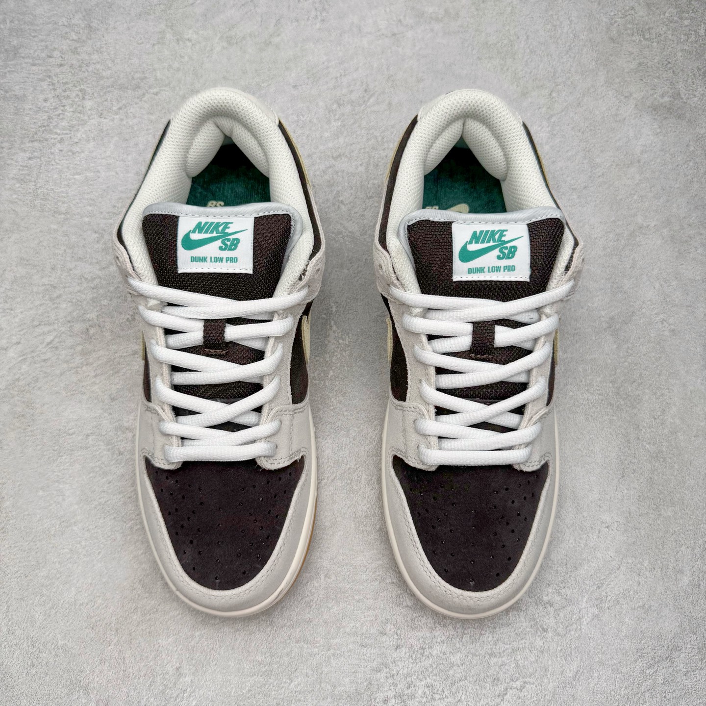 图片[2]-＃YC纯原 NK SB Dunk Low 冰啡男孩 HF3704-001 此款以冰咖为灵感，用米白与深棕交织出醇酷与深邃的平衡感，浅米色Swoosh如咖啡拉花般轻盈点缀，鞋侧标志性刺绣增添复古玩味感。暖棕大底压住整体慵懒氛围，低调却不失个性，打造量身定制的潮流穿搭。定制系列天花板 无原鞋不开发 全系列得物原鞋一比一校对开发 配色持续更新中 终端对接 优势输出 全套原厂楦头原纸板数据档案倾力打造 原汁原味莞产 极致还原 圈内最强针车工艺 高端零售指定版 广东原厂配套原盒原标 鞋盒分三个尺码段 原厂冲刀 超高清洁度 全鞋零毛边皮料切割 采用原厂百宏鞋带以及原厂百宏织唛舌标 内标可供原厂几率过验 进口原装条纹中底布 四线拉帮白色点胶 原厂拉帮手法遵循公司 原厂电绣 极致还原 尺码：36 36.5 37.5 38 38.5 39 40 40.5 41 42 42.5 43 44 44.5 45 46-选品中心