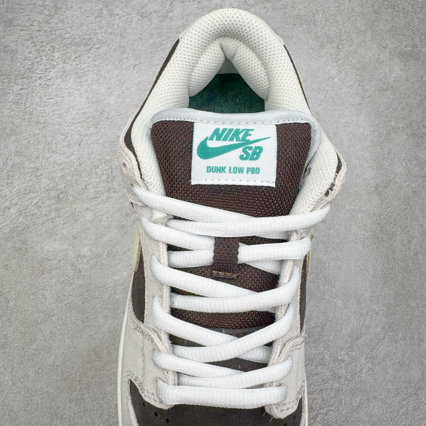 图片[5]-＃YC纯原 NK SB Dunk Low 冰啡男孩 HF3704-001 此款以冰咖为灵感，用米白与深棕交织出醇酷与深邃的平衡感，浅米色Swoosh如咖啡拉花般轻盈点缀，鞋侧标志性刺绣增添复古玩味感。暖棕大底压住整体慵懒氛围，低调却不失个性，打造量身定制的潮流穿搭。定制系列天花板 无原鞋不开发 全系列得物原鞋一比一校对开发 配色持续更新中 终端对接 优势输出 全套原厂楦头原纸板数据档案倾力打造 原汁原味莞产 极致还原 圈内最强针车工艺 高端零售指定版 广东原厂配套原盒原标 鞋盒分三个尺码段 原厂冲刀 超高清洁度 全鞋零毛边皮料切割 采用原厂百宏鞋带以及原厂百宏织唛舌标 内标可供原厂几率过验 进口原装条纹中底布 四线拉帮白色点胶 原厂拉帮手法遵循公司 原厂电绣 极致还原 尺码：36 36.5 37.5 38 38.5 39 40 40.5 41 42 42.5 43 44 44.5 45 46-选品中心