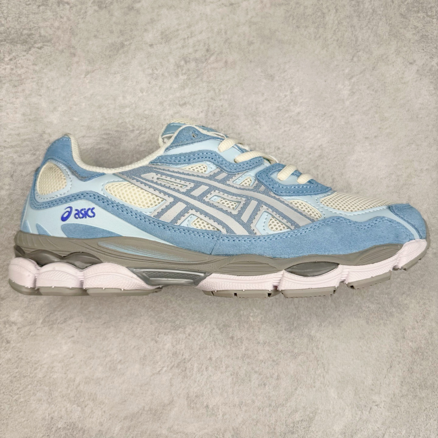 Asics GEL-NYC 亚瑟士防滑耐磨透气低帮运动休闲鞋 GEL-NYC™ 运动鞋的灵感源自传统和现代高性能跑步风格 其鞋面结构参考了 2000 年代初的 GEL-NIMBUS™ 3 鞋 并将其与 MC-PLUS V 设计中的各种装饰融为一体 该工装通过使用 GEL-CUMULUS® 16 鞋的工装系统来对比鞋面的复古风格 通过轻质泡沫和 GEL® 技术嵌入物的结合 这种中底结构有助于创造先进的脚底舒适度 尺码：36 37 37.5 38 39 40.5 41.5 42 42.5 43.5 44 45-选品中心