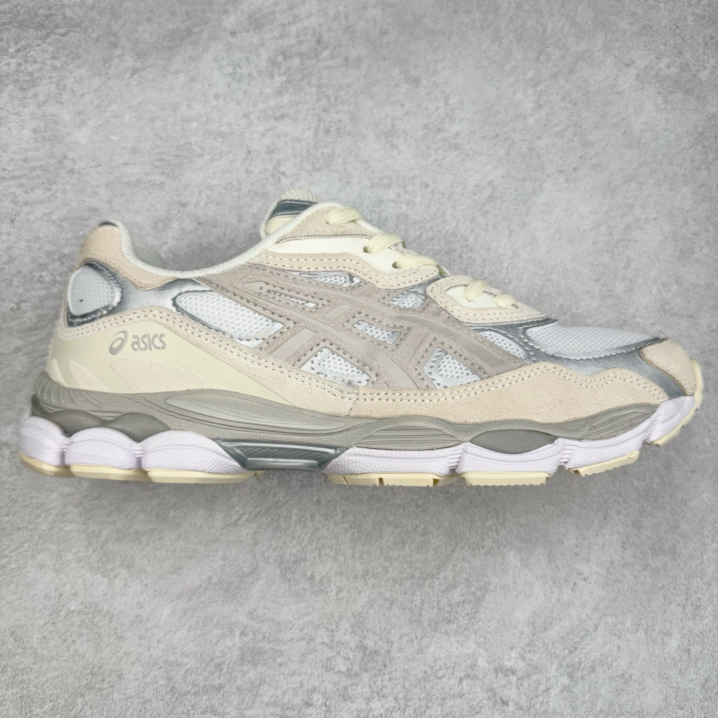 Asics GEL-NYC 亚瑟士防滑耐磨透气低帮运动休闲鞋 GEL-NYC™ 运动鞋的灵感源自传统和现代高性能跑步风格 其鞋面结构参考了 2000 年代初的 GEL-NIMBUS™ 3 鞋 并将其与 MC-PLUS V 设计中的各种装饰融为一体 该工装通过使用 GEL-CUMULUS® 16 鞋的工装系统来对比鞋面的复古风格 通过轻质泡沫和 GEL® 技术嵌入物的结合 这种中底结构有助于创造先进的脚底舒适度 尺码：36 37 37.5 38 39 40.5 41.5 42 42.5 43.5 44 45-选品中心