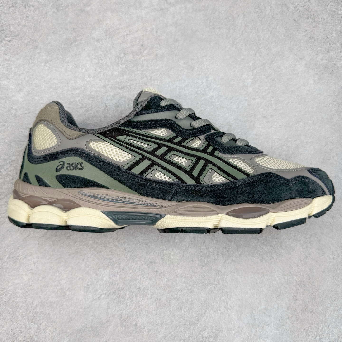 Asics GEL-NYC 亚瑟士防滑耐磨透气低帮运动休闲鞋 GEL-NYC™ 运动鞋的灵感源自传统和现代高性能跑步风格 其鞋面结构参考了 2000 年代初的 GEL-NIMBUS™ 3 鞋 并将其与 MC-PLUS V 设计中的各种装饰融为一体 该工装通过使用 GEL-CUMULUS® 16 鞋的工装系统来对比鞋面的复古风格 通过轻质泡沫和 GEL® 技术嵌入物的结合 这种中底结构有助于创造先进的脚底舒适度 尺码：36 37 37.5 38 39 40.5 41.5 42 42.5 43.5 44 45-选品中心