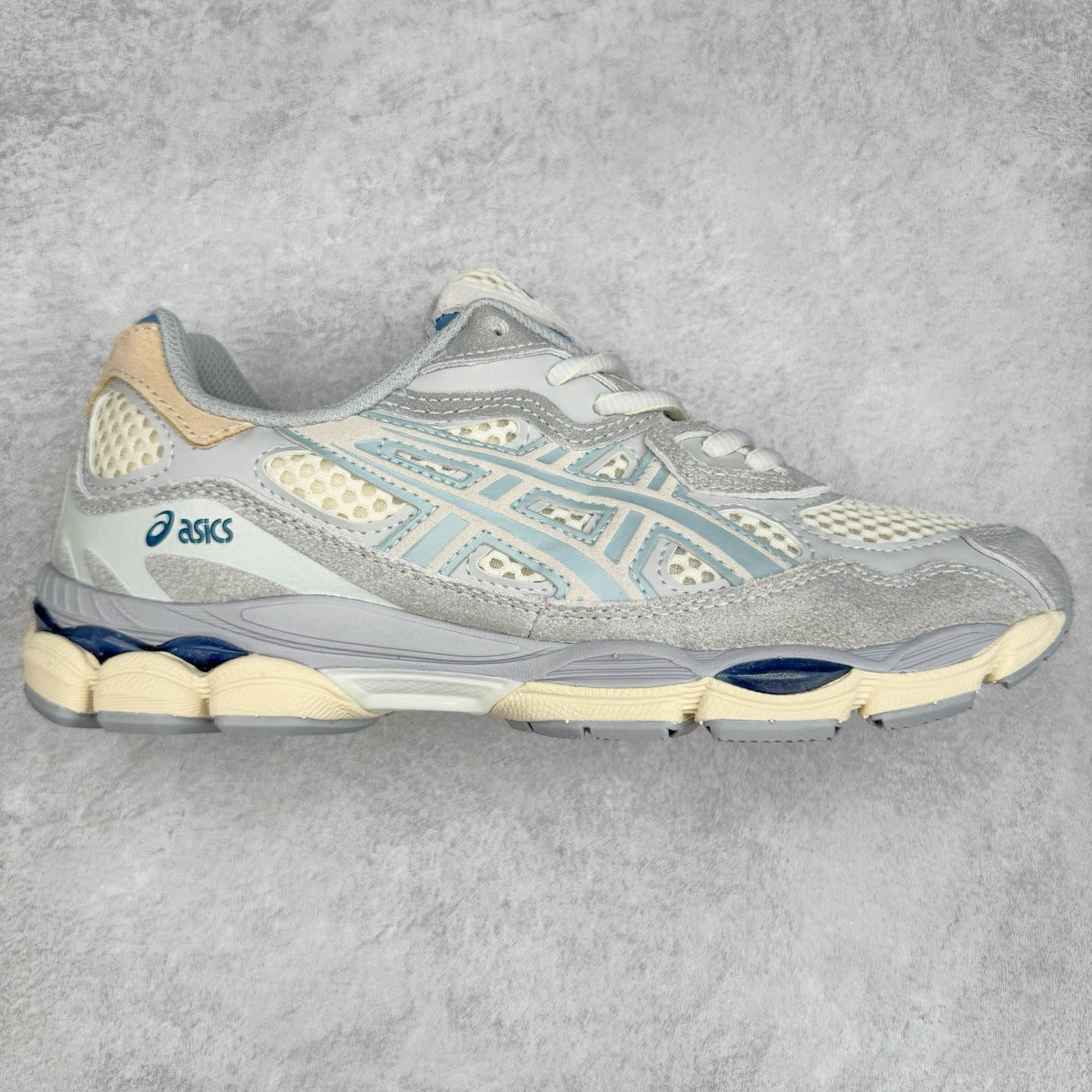 Asics GEL-NYC 亚瑟士防滑耐磨透气低帮运动休闲鞋 GEL-NYC™ 运动鞋的灵感源自传统和现代高性能跑步风格 其鞋面结构参考了 2000 年代初的 GEL-NIMBUS™ 3 鞋 并将其与 MC-PLUS V 设计中的各种装饰融为一体 该工装通过使用 GEL-CUMULUS® 16 鞋的工装系统来对比鞋面的复古风格 通过轻质泡沫和 GEL® 技术嵌入物的结合 这种中底结构有助于创造先进的脚底舒适度 尺码：36 37 37.5 38 39 40.5 41.5 42 42.5 43.5 44 45-选品中心