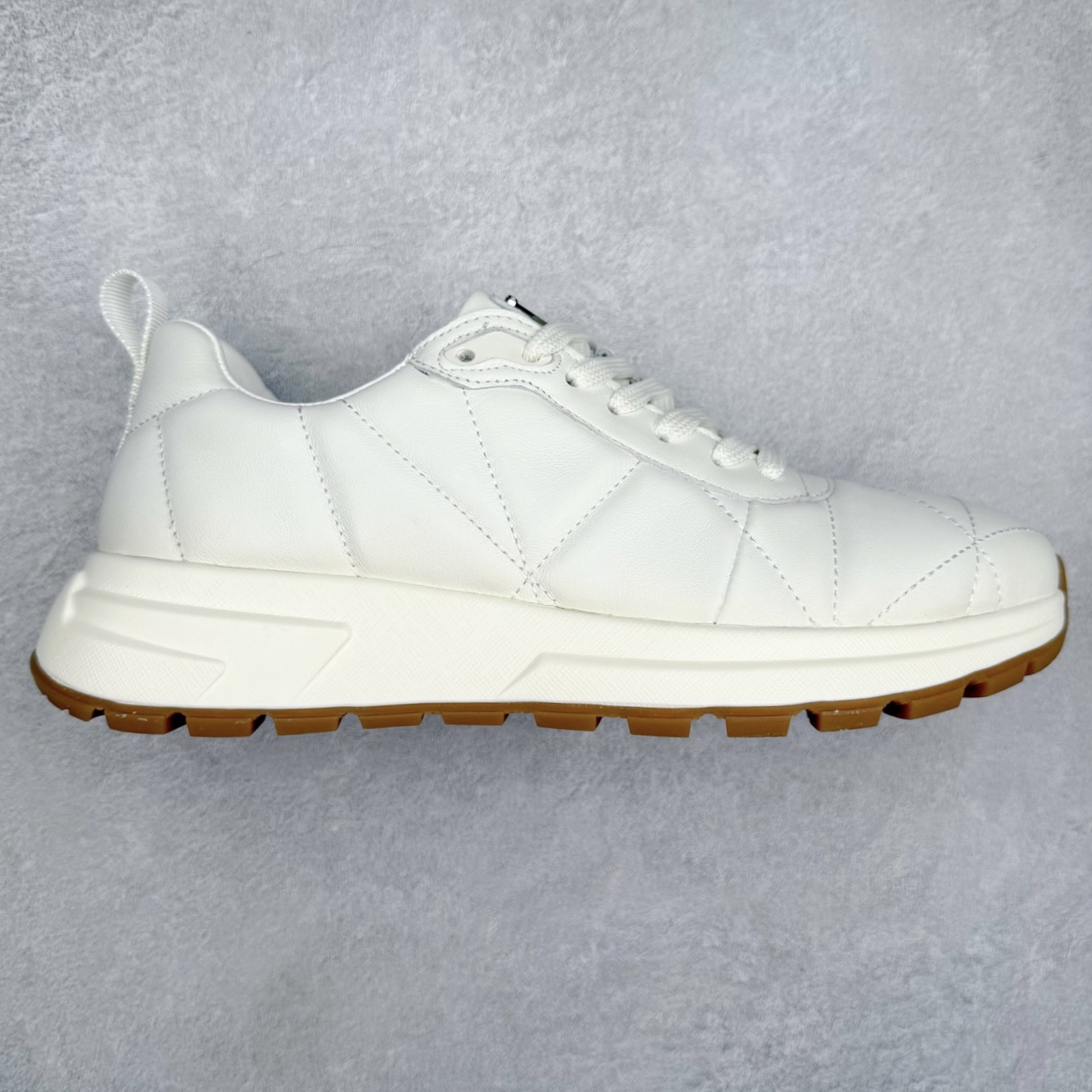 PRADA普拉达 厚底徽标系带运动休闲男鞋系列 广东大厂品质 专柜同步 大气个性更潮更抢眼更追求档次,它将颠覆旧念,与您共度时尚潮人必备! 面料采用原版进口小牛皮 牛皮内里垫脚 橡胶发泡大底 轻便防滑耐磨 脚感舒适 款式耐看做工精细 配以简洁利落的鞋楦 彰显男人的果敢和硬朗 尺码:39-44(皮鞋码)-选品中心